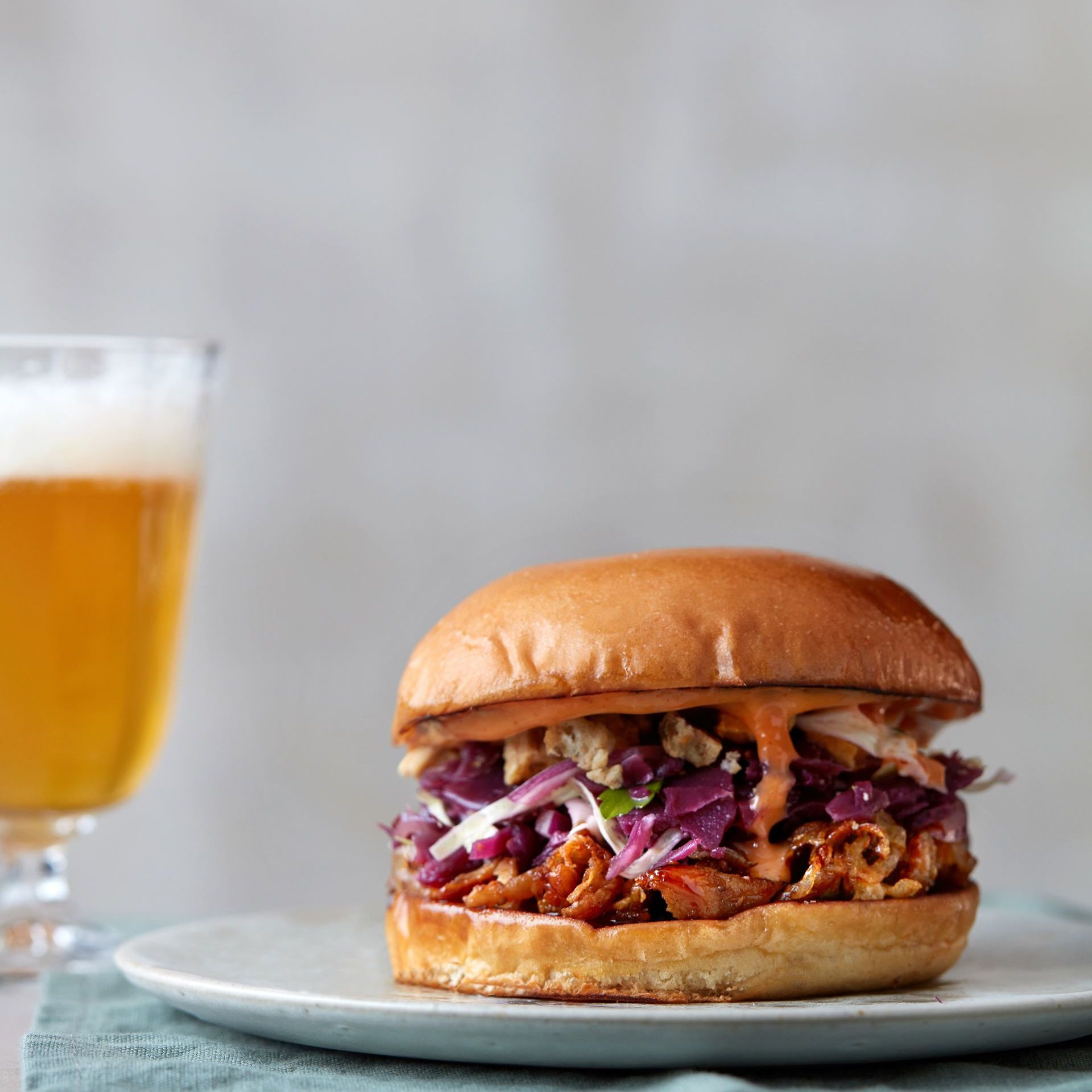 Andesandwich med chilimayo, hoisinsauce og lynsyltet vinterkål