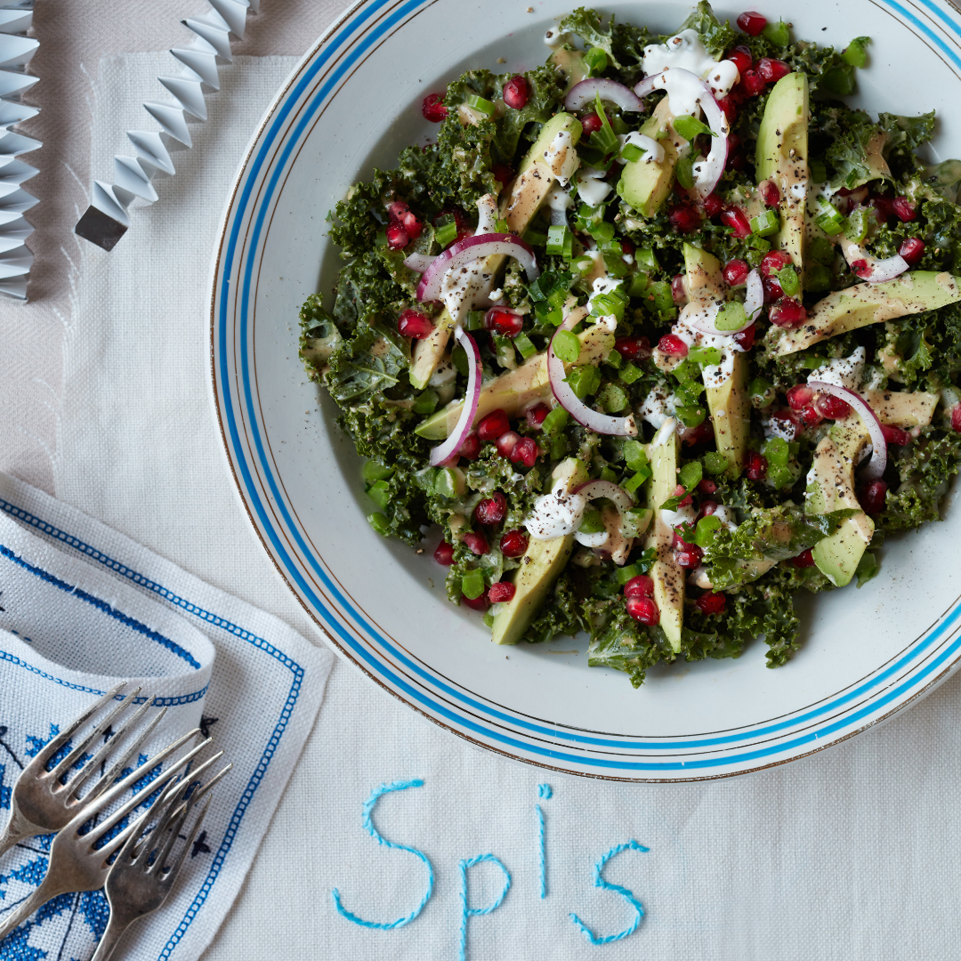 Grønkålssalat med granatæble, avokado og tahindressing