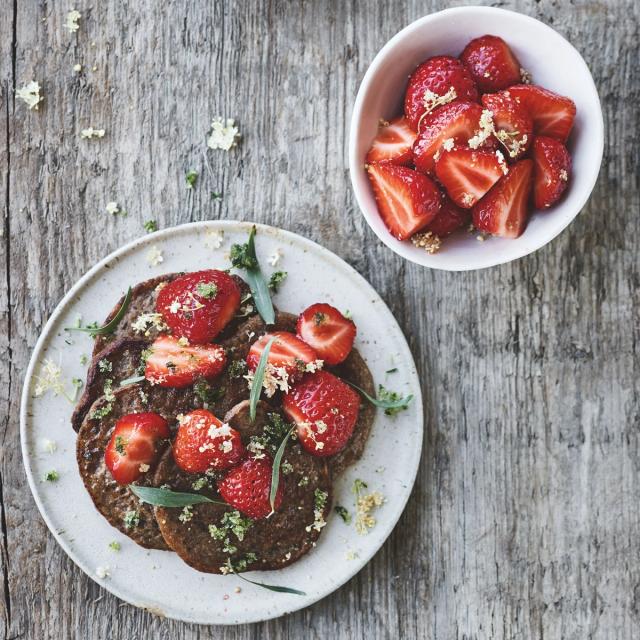 Chiapandekager med jordbær, hyldeblomst og estragonsukker