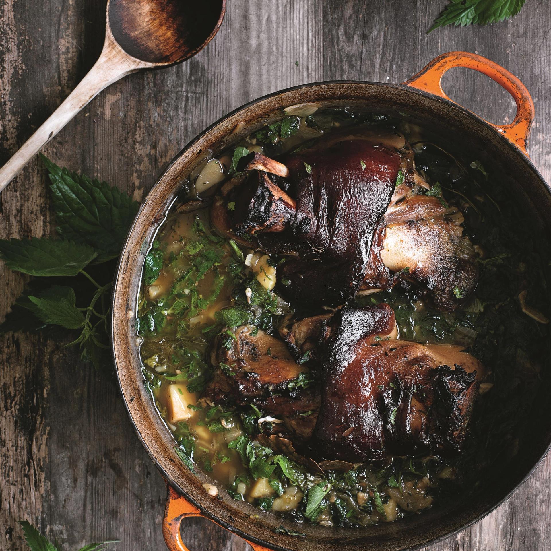 Svineskank med brændenælder, kartofler og ramsløgssalsa