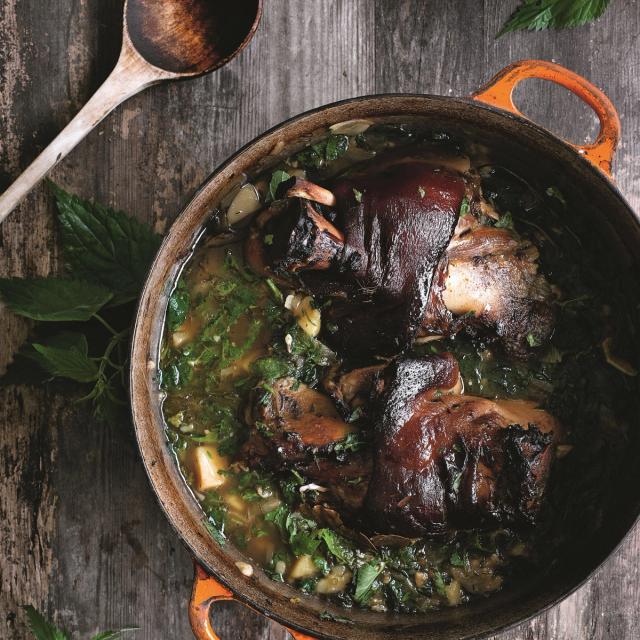 Svineskank med brændenælder, kartofler og ramsløgssalsa