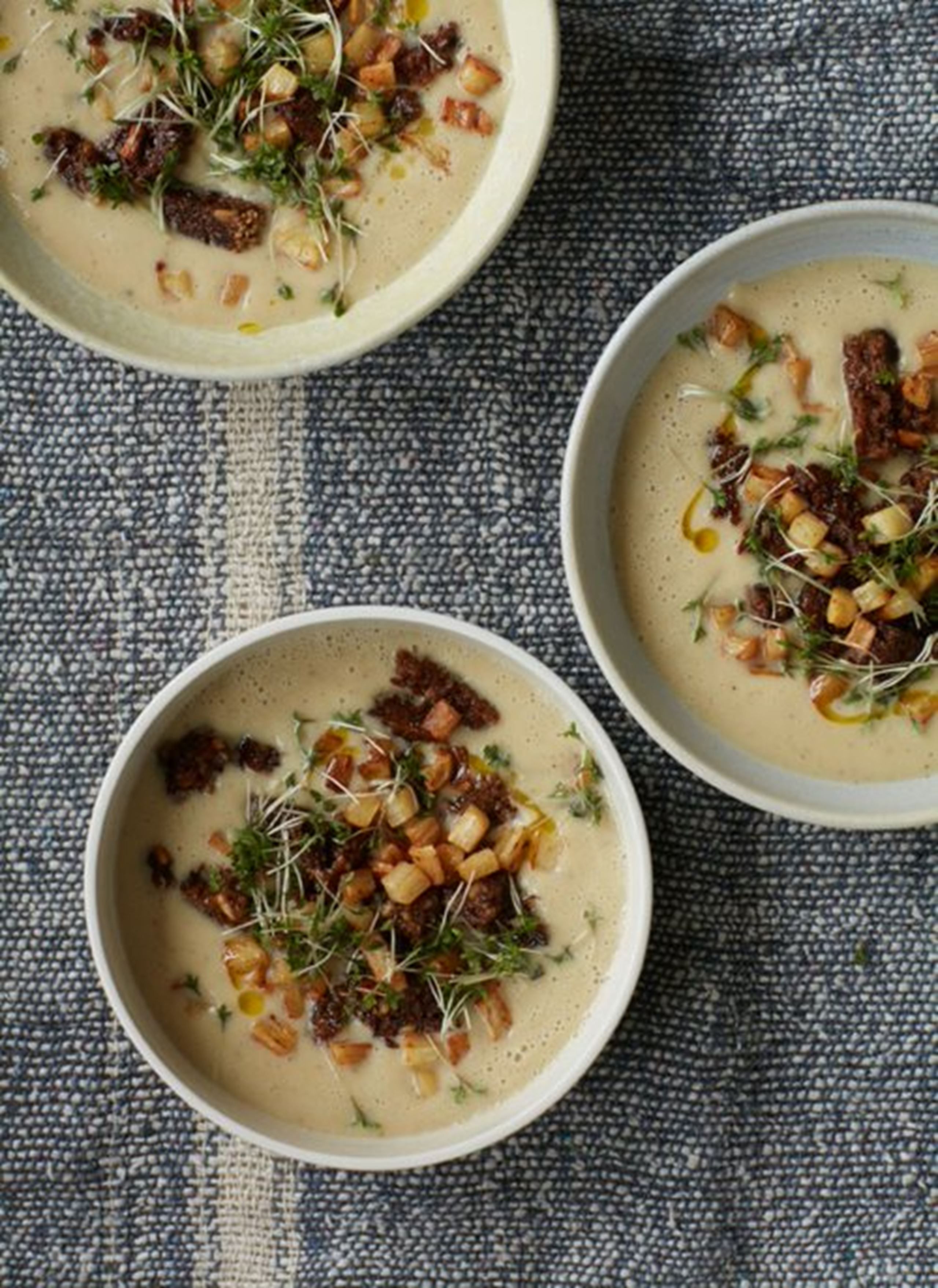 Persillerodssuppe med gule ærter, enebær og æblecidereddike
