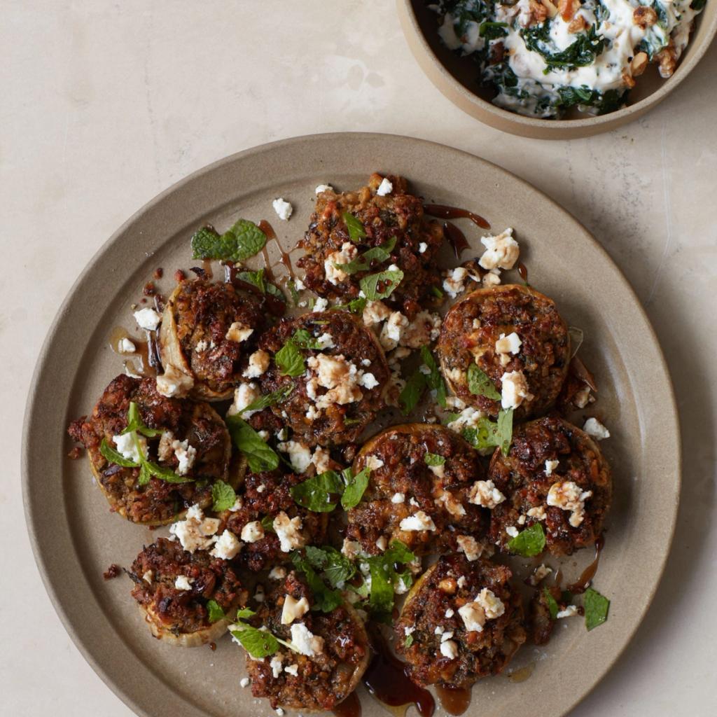 Fyldte løg med kikærter, feta og mynte