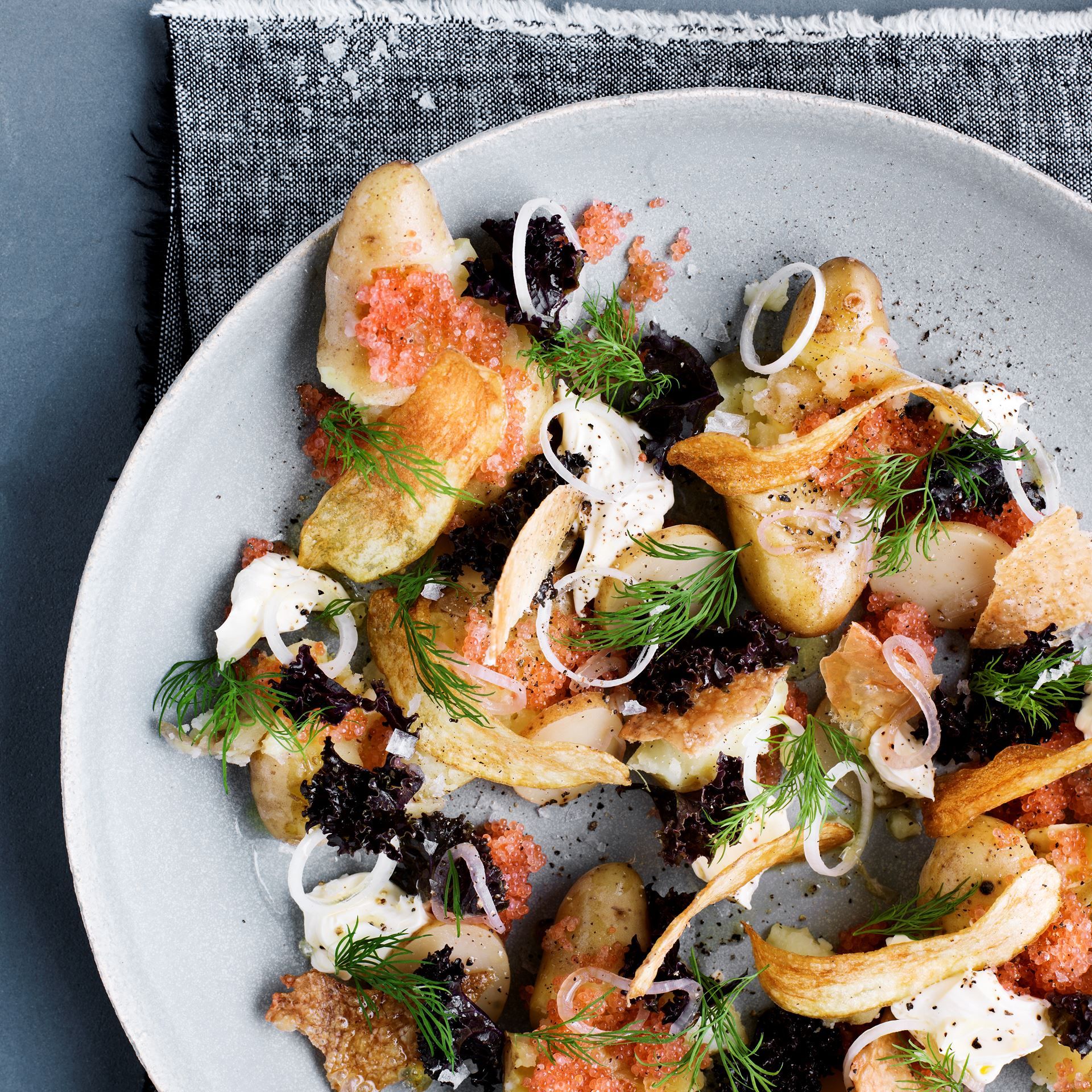 Aspargeskartofler og stenbiderrogn med sprødt kyllingeskind og rosa grønkål