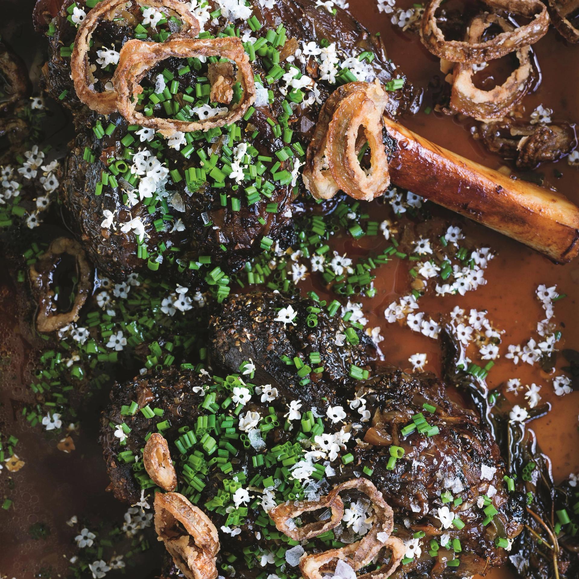 Trukket lammeskank med hvedeøl og hyldeblomst