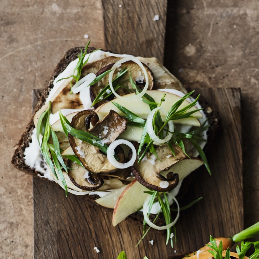 Saltbagt selleri på rugbrød med champignon, estragon og sommeræbler