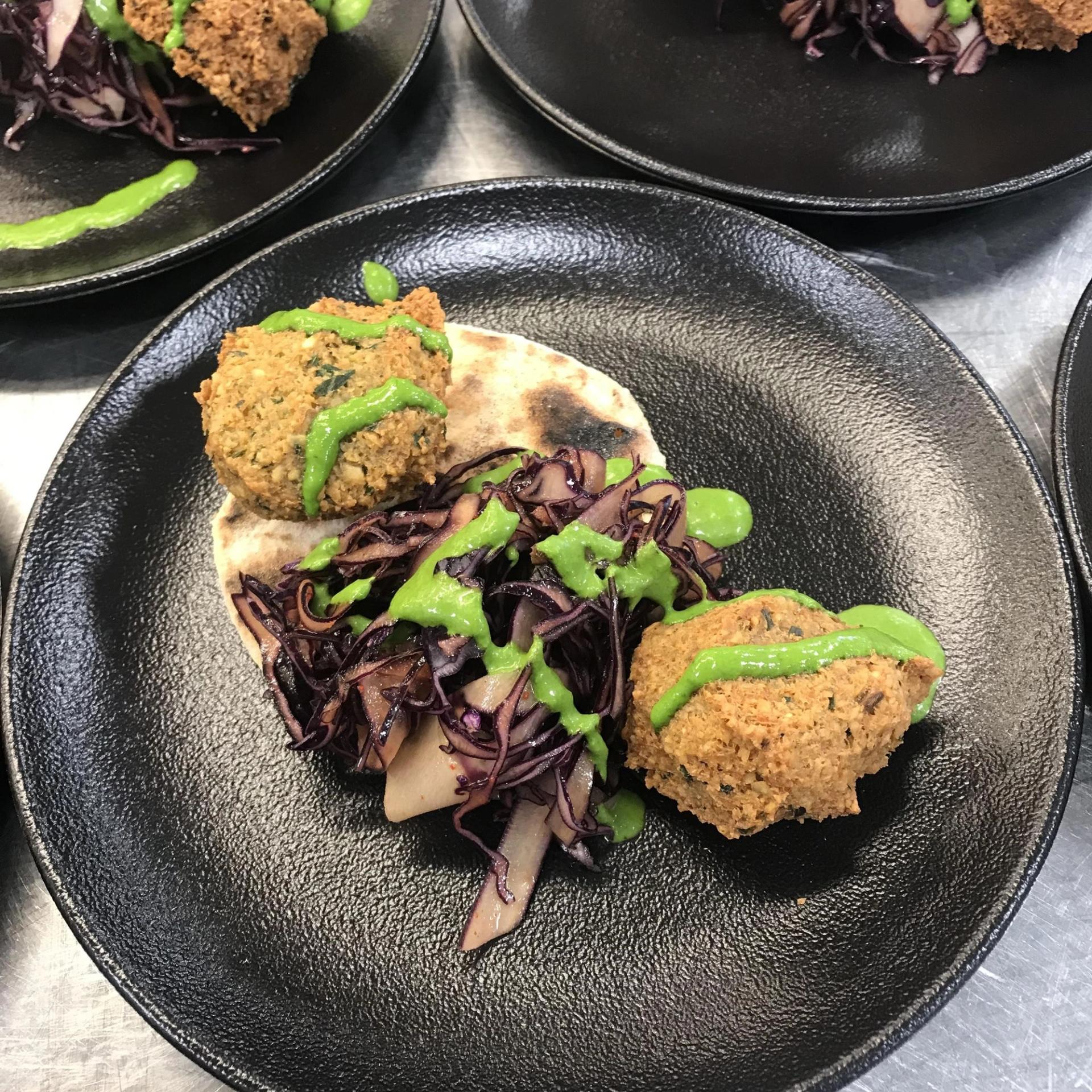 Falafel på grillet brød