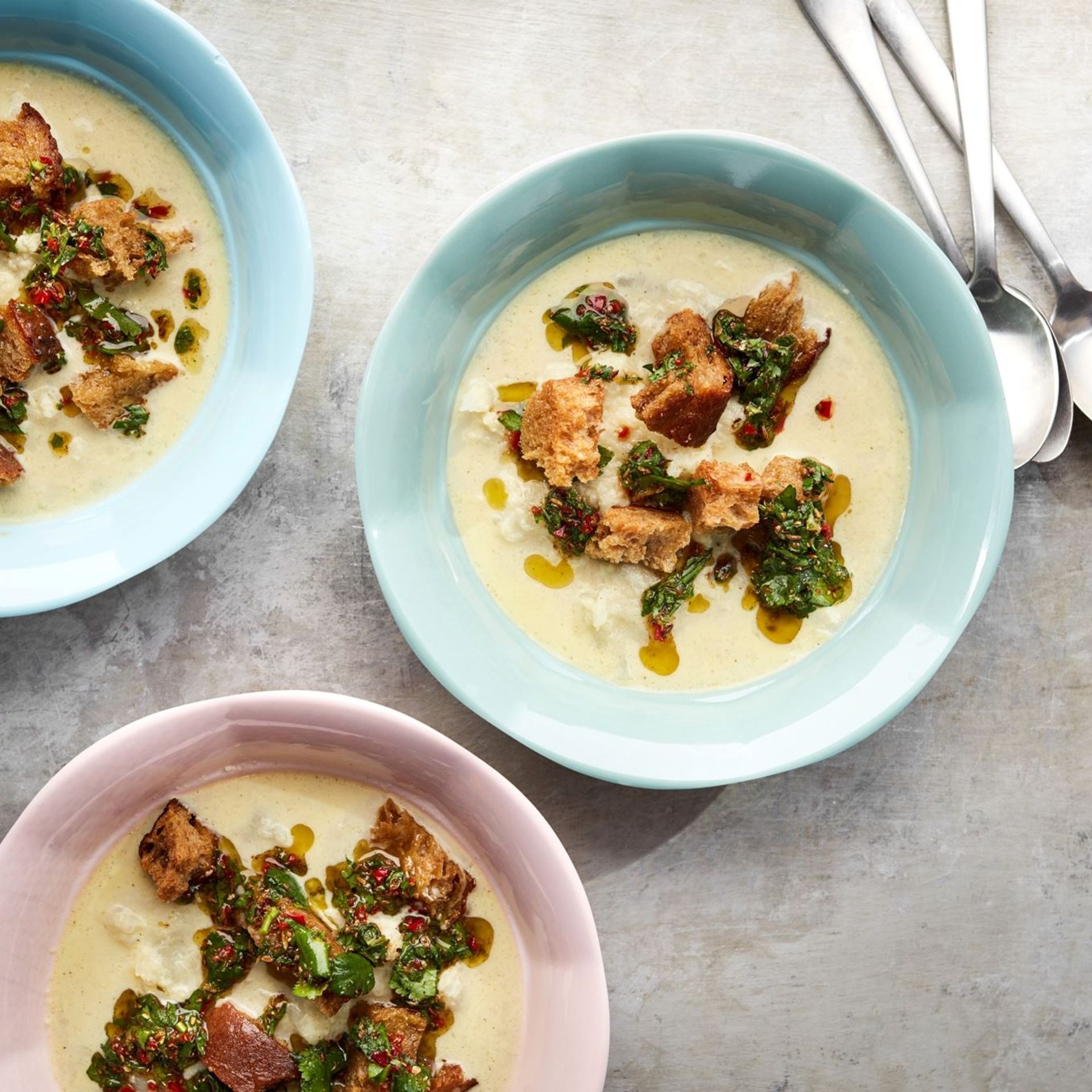 Cremet blomkålssuppe med grøn harissa
