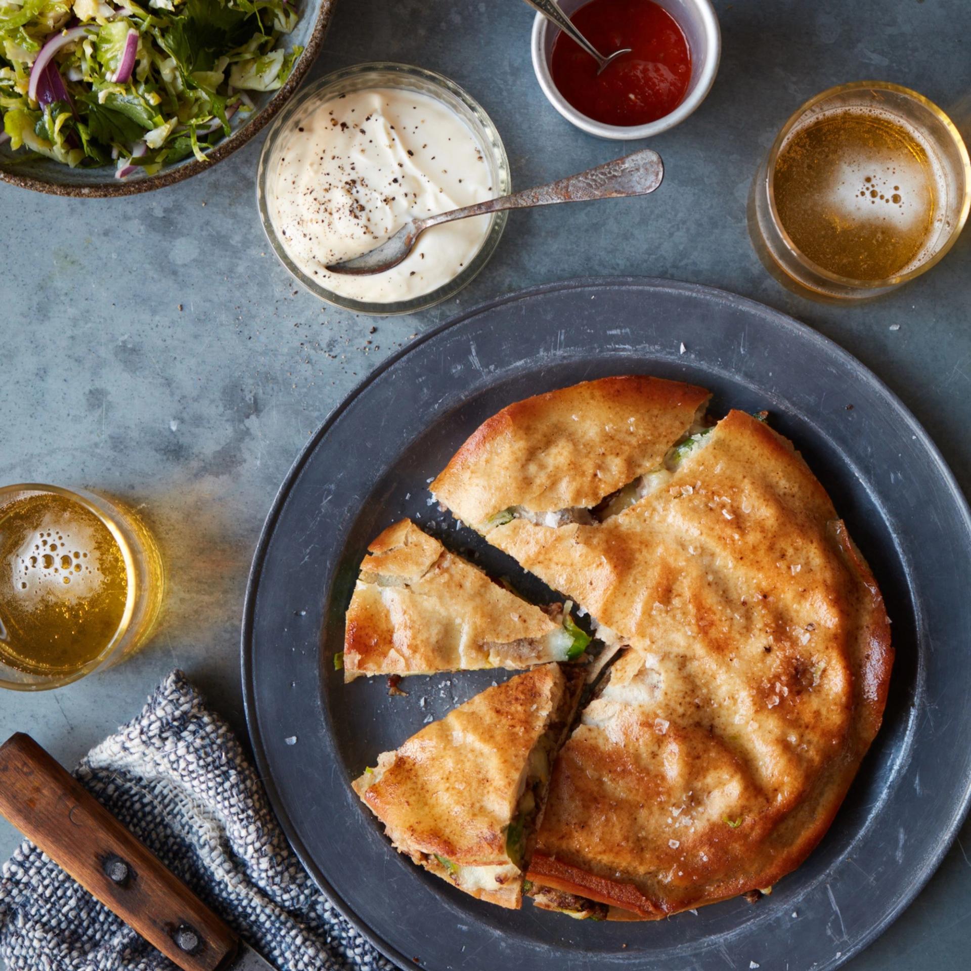 Stegte hvedetortillas med grov bønnemos, rosenkål og Vesterhavsost