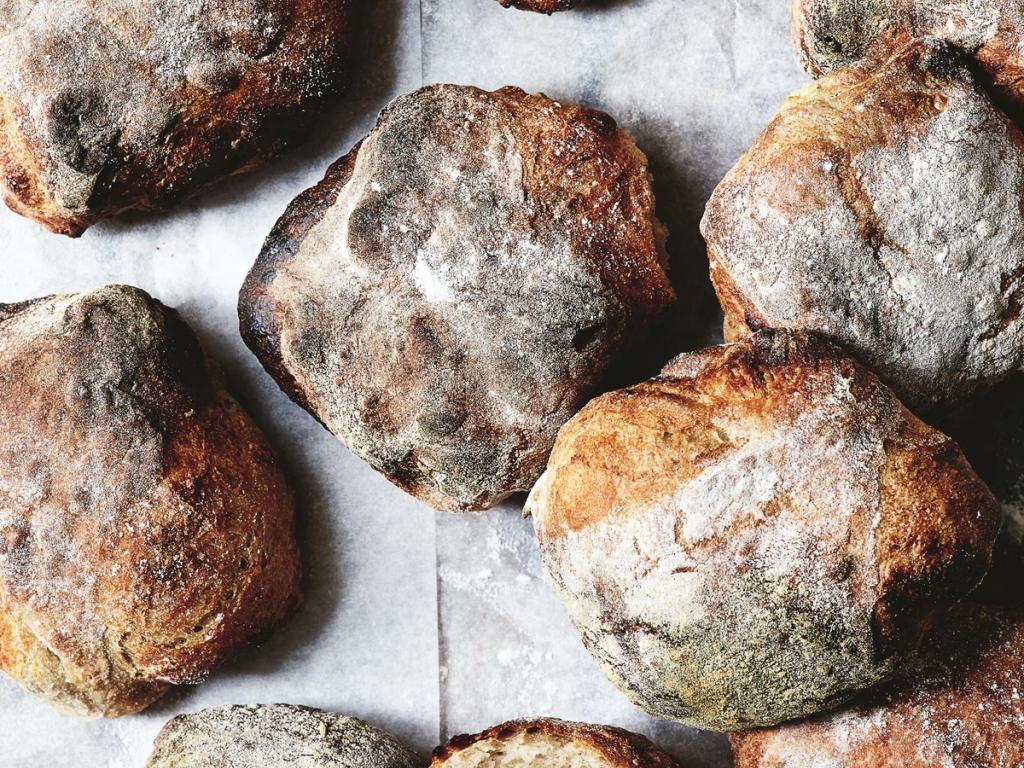 Nyhed: friskbagt, økologisk brød til vores frokostkunder