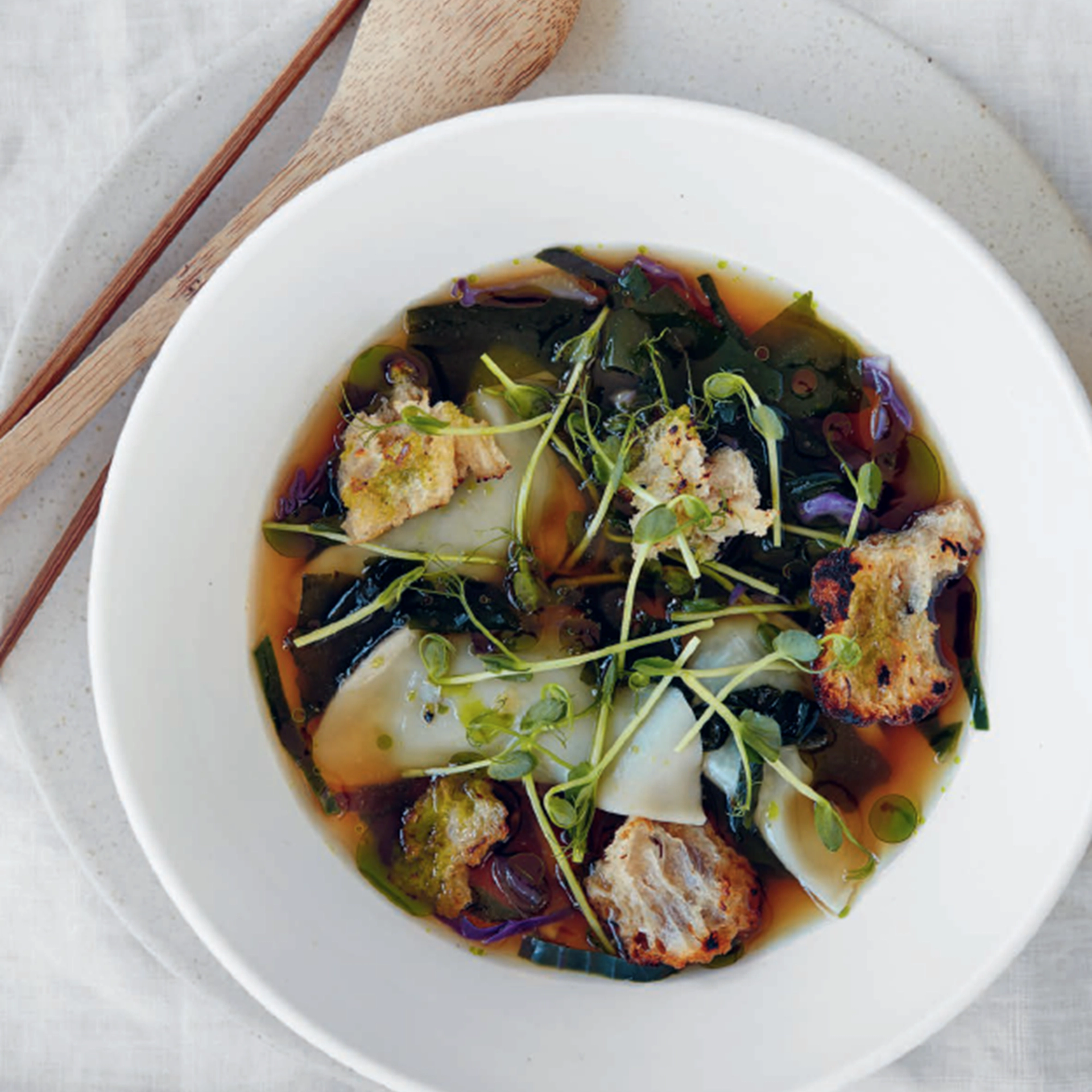 Smørbønnedumplings med spirulina i bouillon