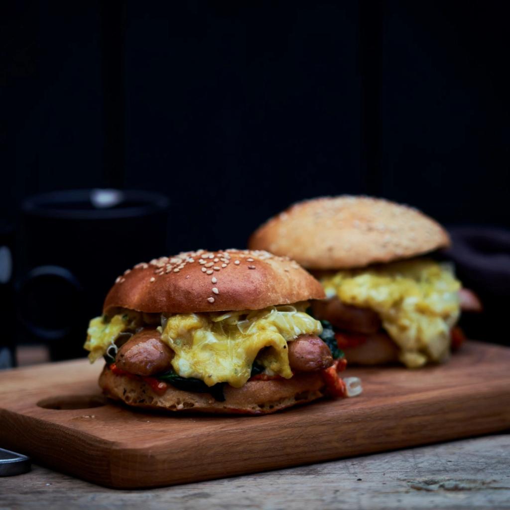 Morgenmadssandwich med ostepølse og æg