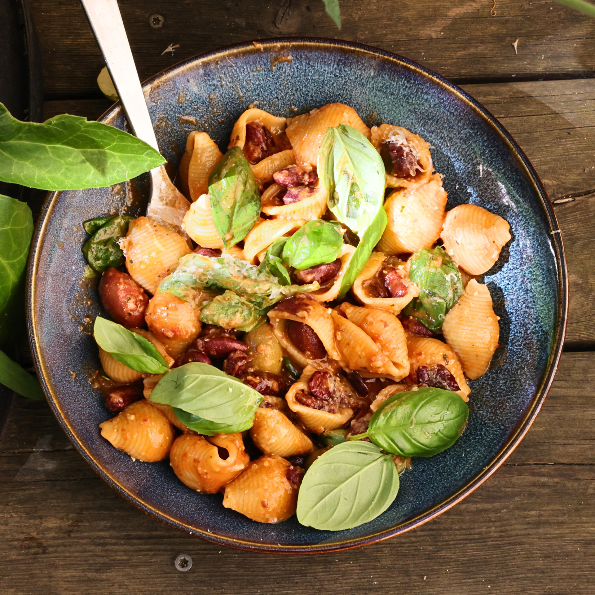 Pasta i tomatpesto med kidneybønner