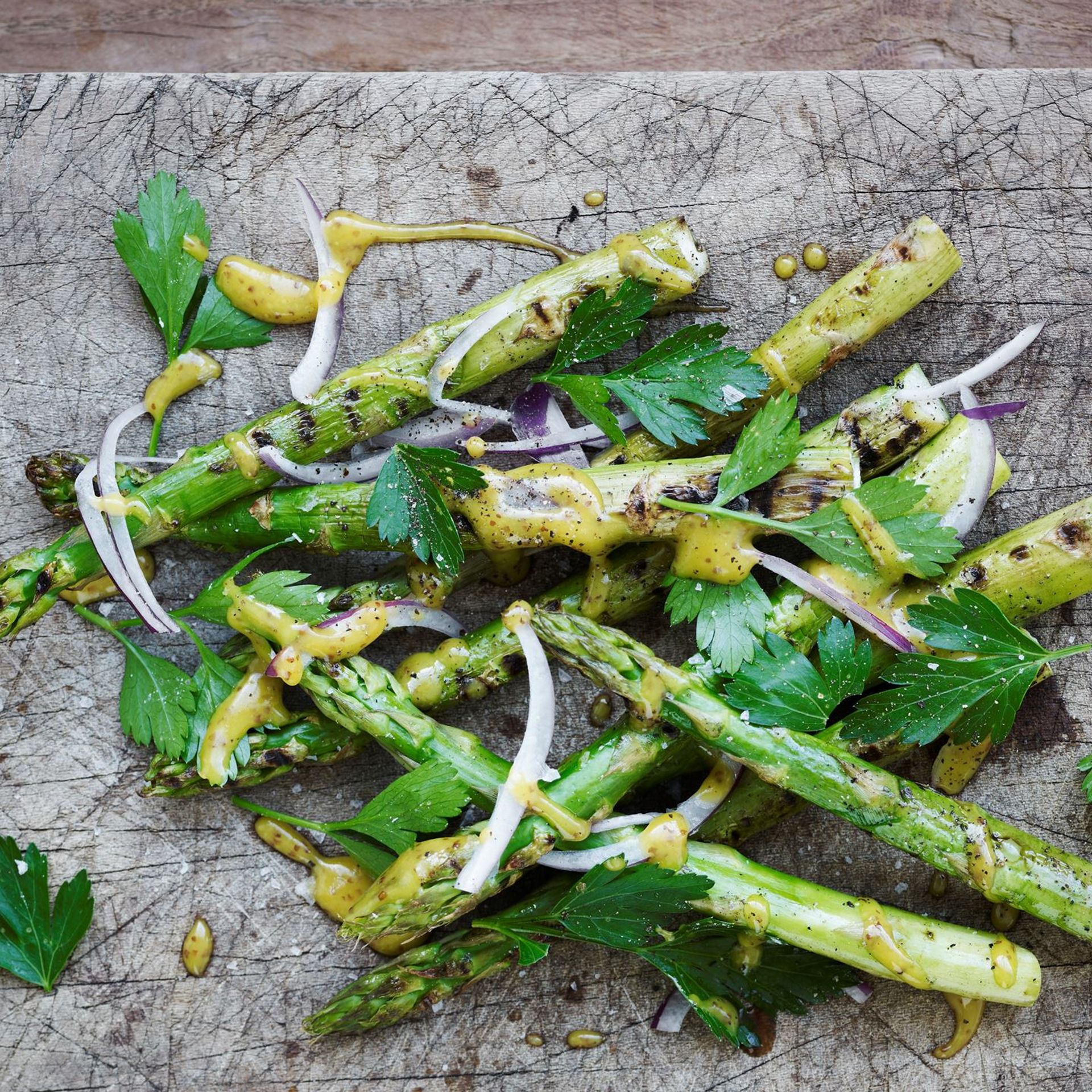 Grønne asparges med kapersvinaigrette
