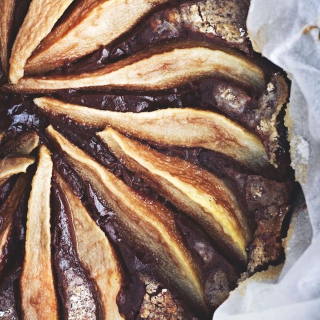 Chokoladekage med valnødder og pære