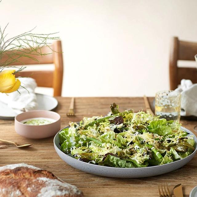 Grøn salat med grillede forårsløg grønne asparges sprød brødcrumble og mormordressing