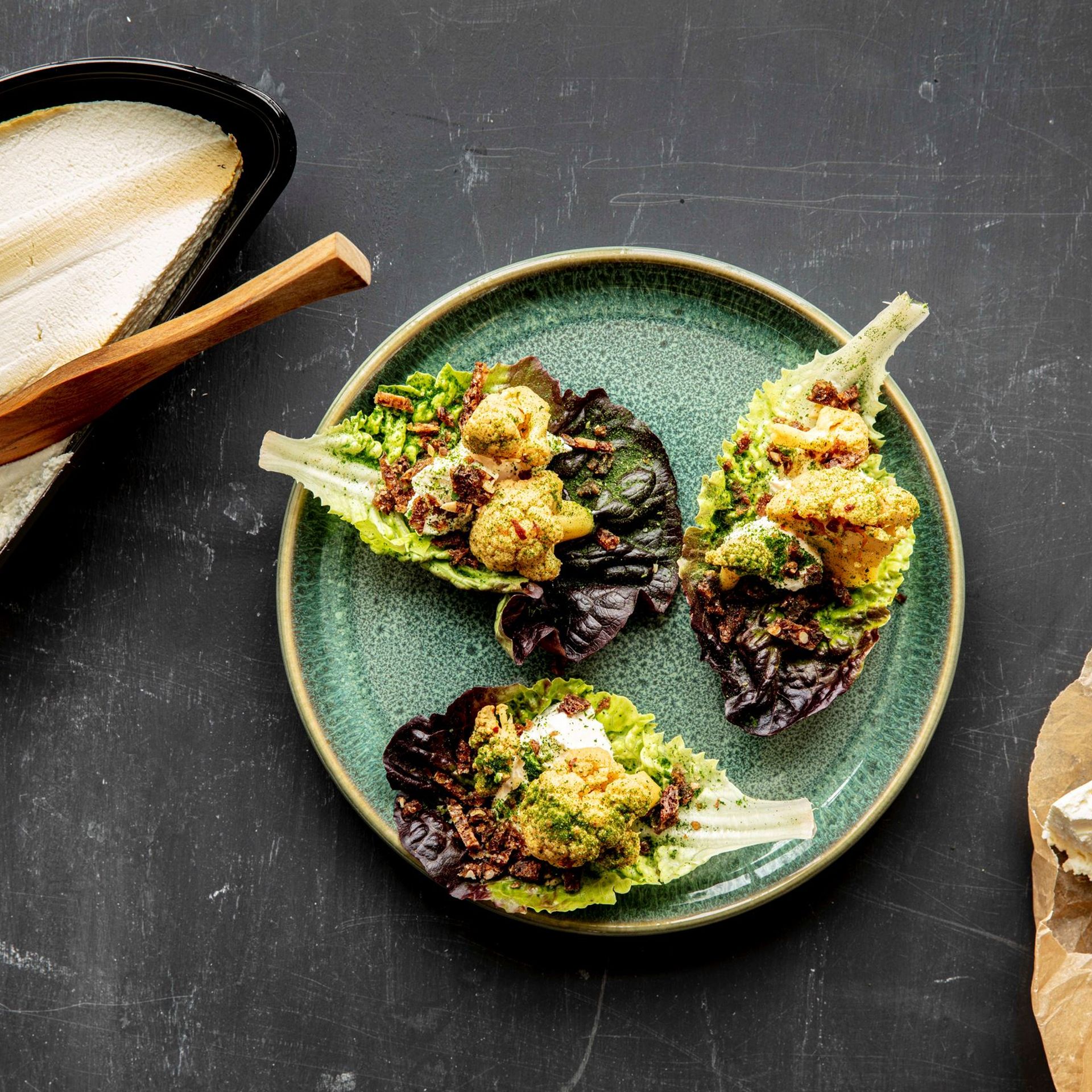 Salatwrap med rygeost og spicy blomkål