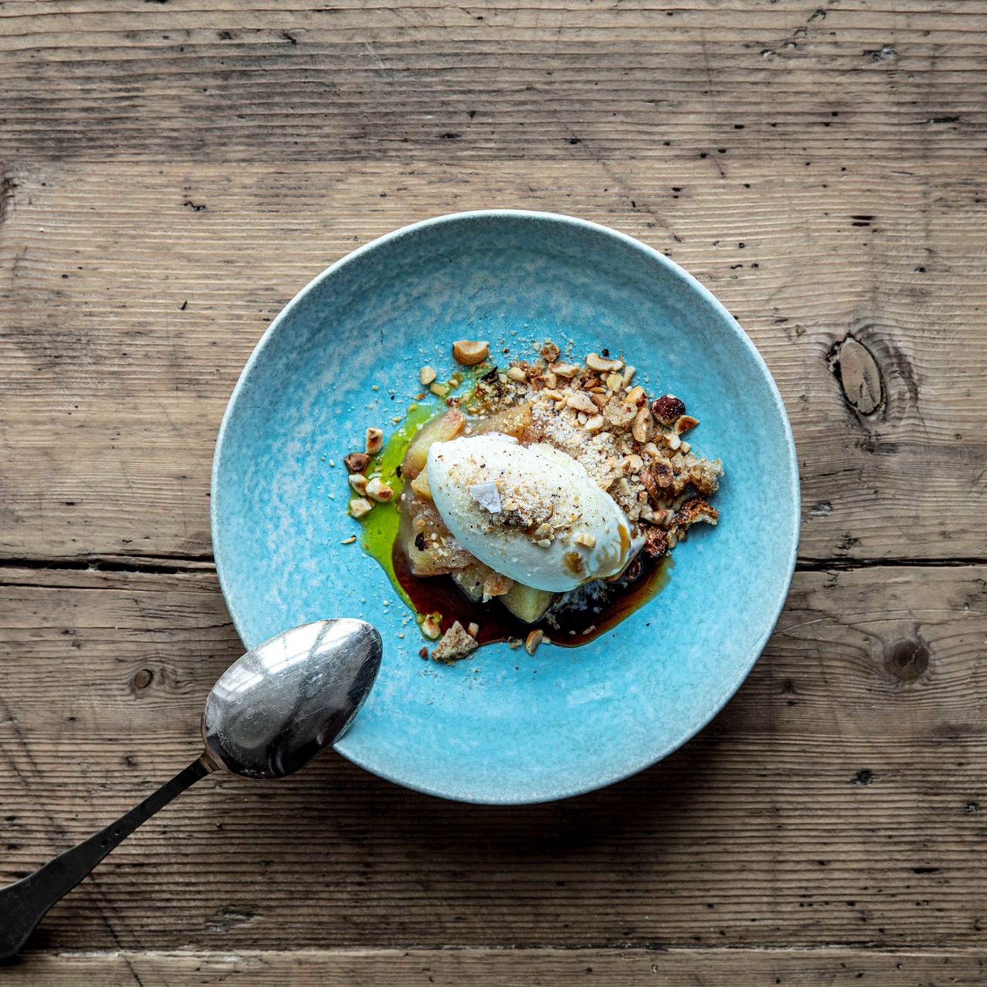 Is på rygeost med æblekompot og knas