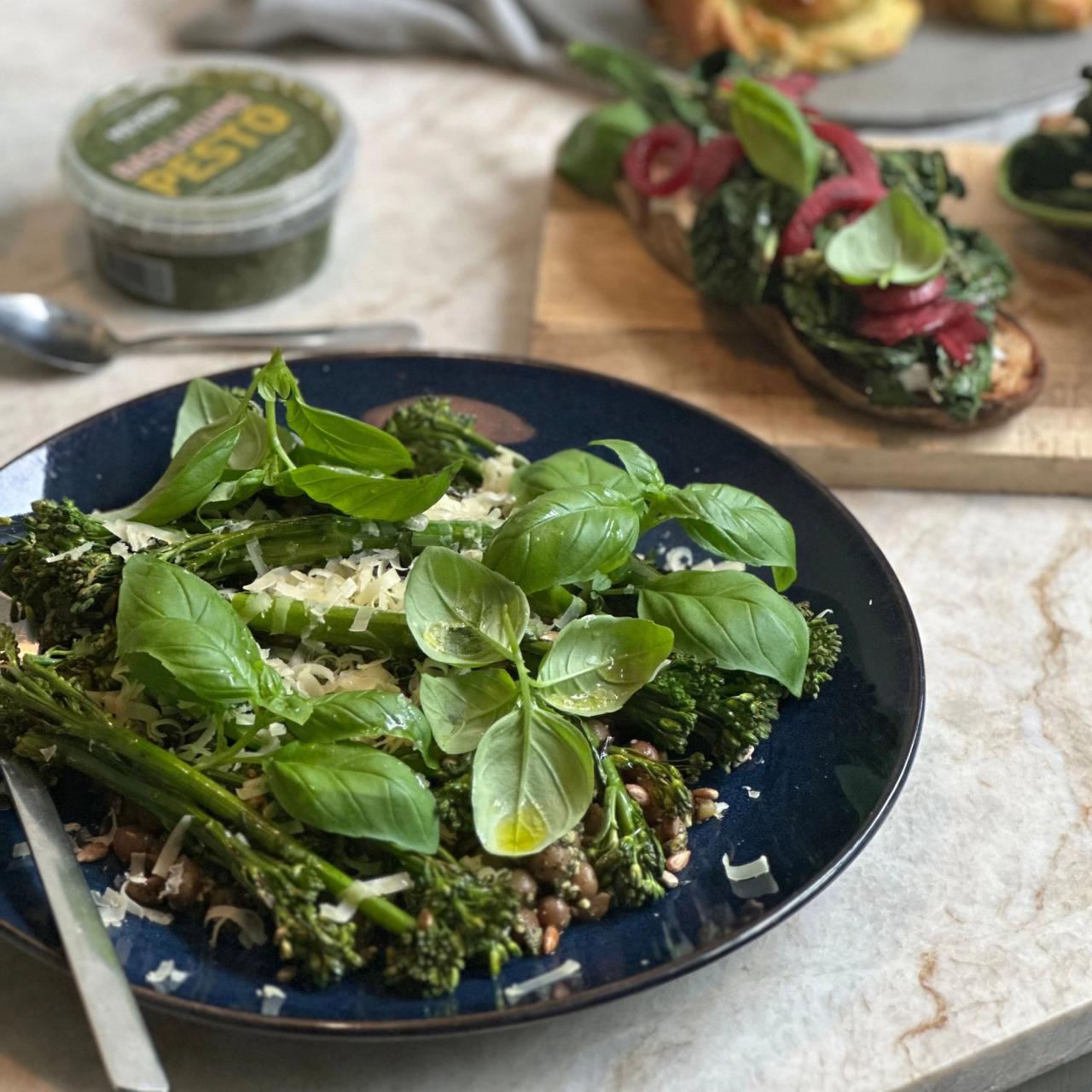 Grov salat med pesto grillede broccolini og Nakskov brunært