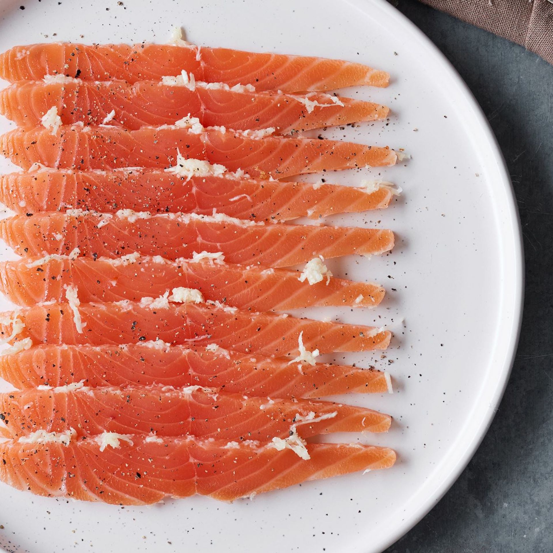 Peberrodsmarineret laks med fennikel syltet i Noilly Prat og appelsin