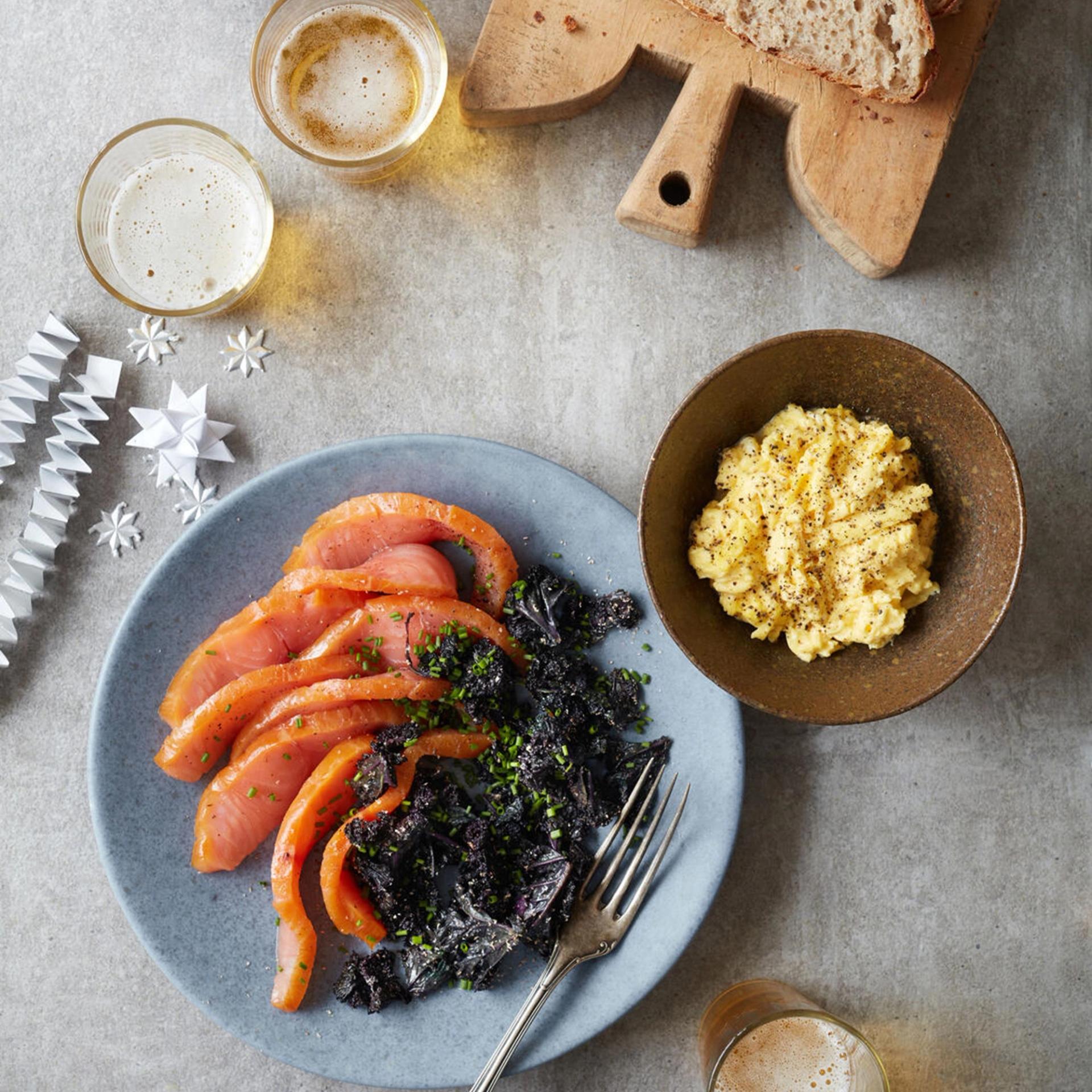 Koldrøget laks med røræg og ristet grønkål