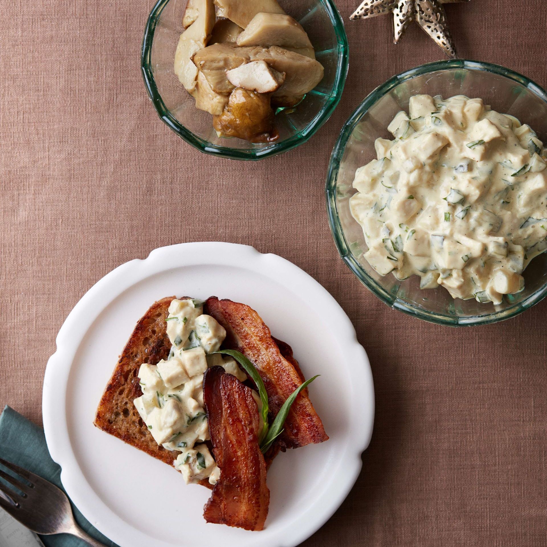 Hønsesalat med hvide asparges, syltede svampe, estragon og sprødt bacon