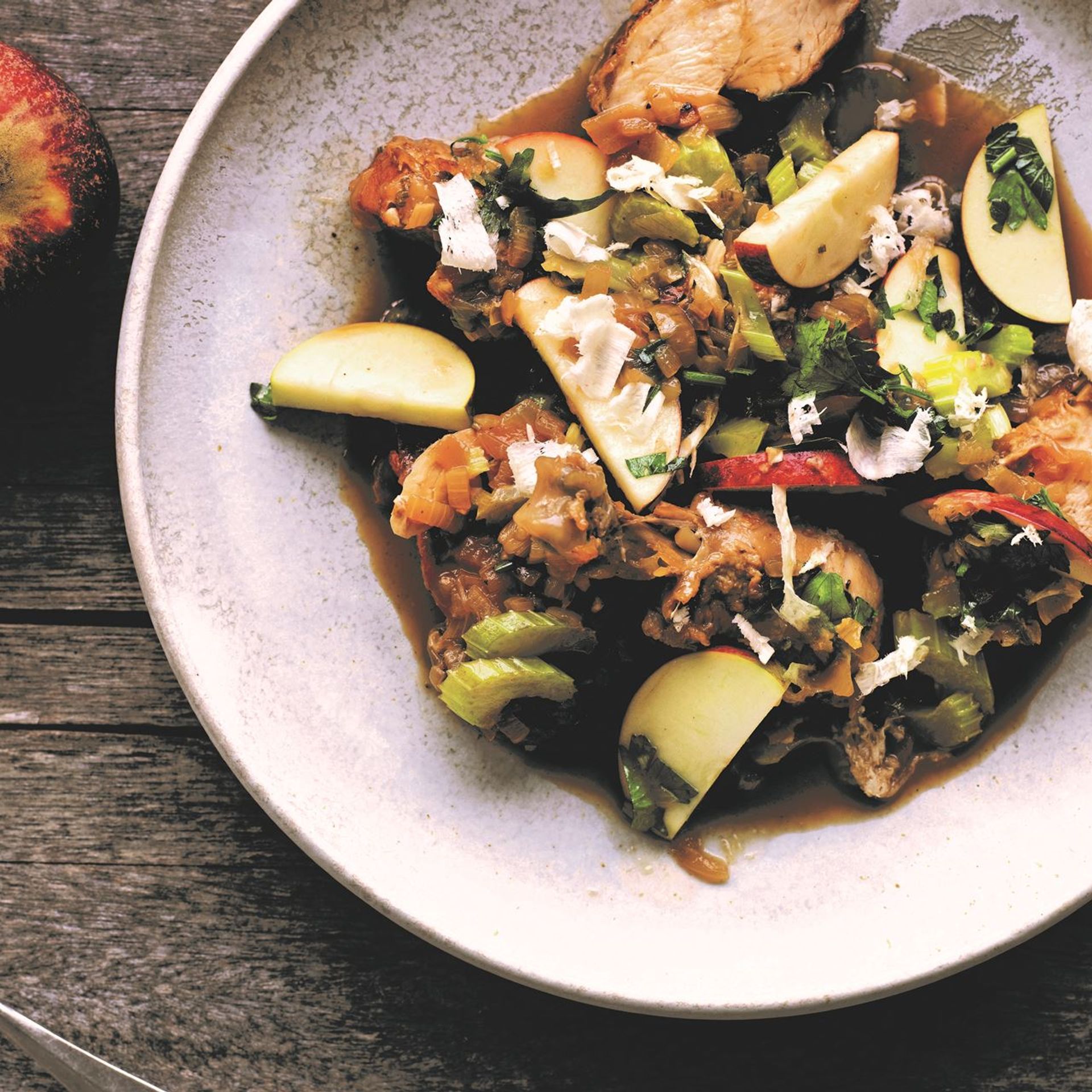 Hane i æblemost med bacon og æbler