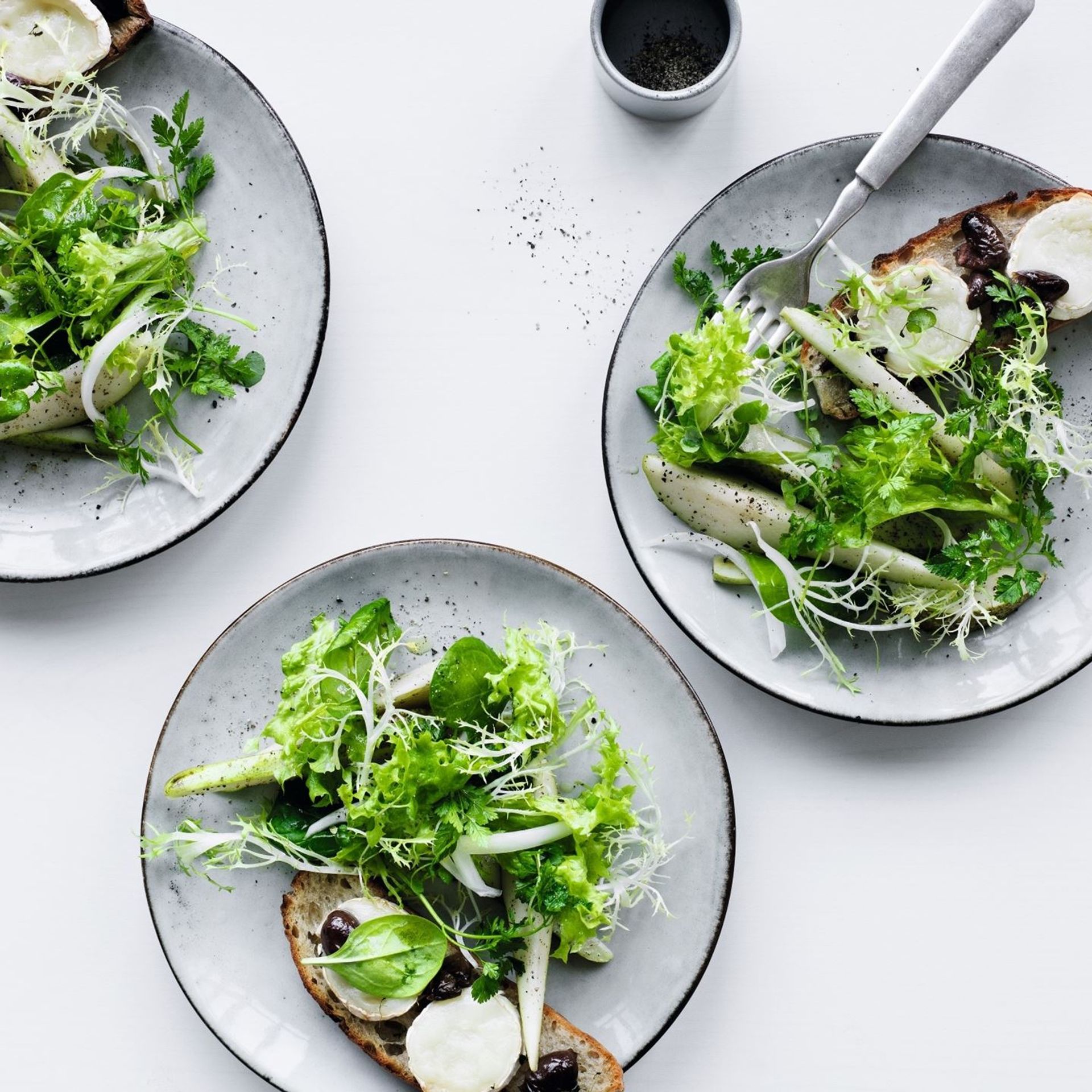 Gratineret gedeost med pærer, oliven og sprøde salater