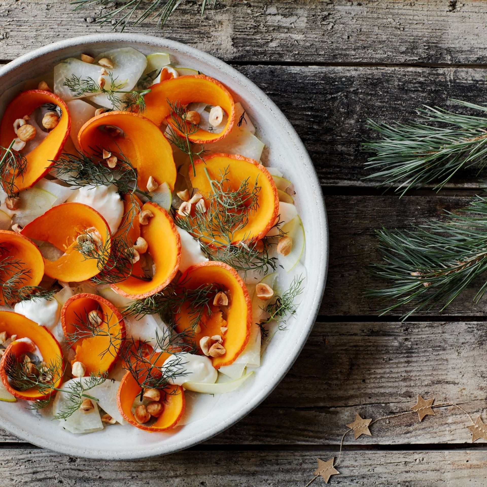 Koldrøget græskar med peberrodsfløde, glaskål og æbler