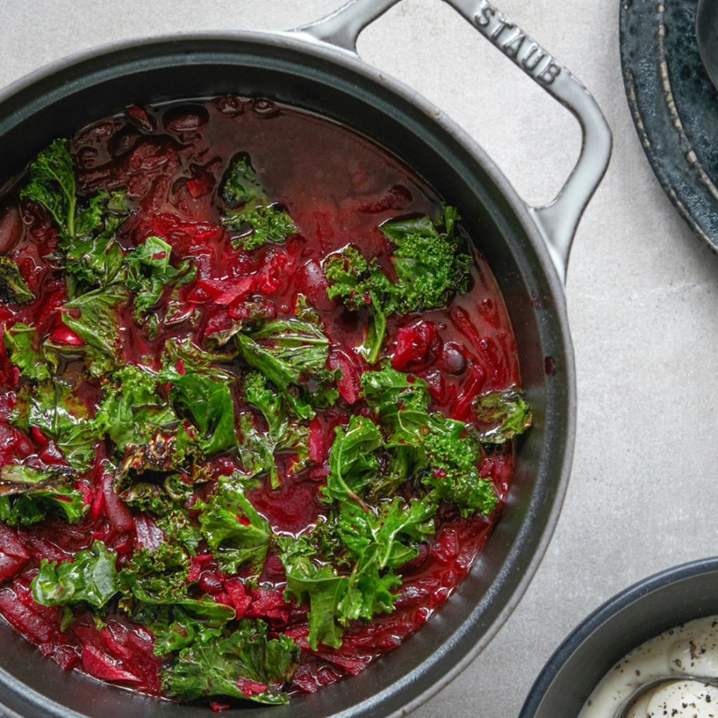 Rødbedesuppe med kidneybønner, kommen, kål og cremefraiche