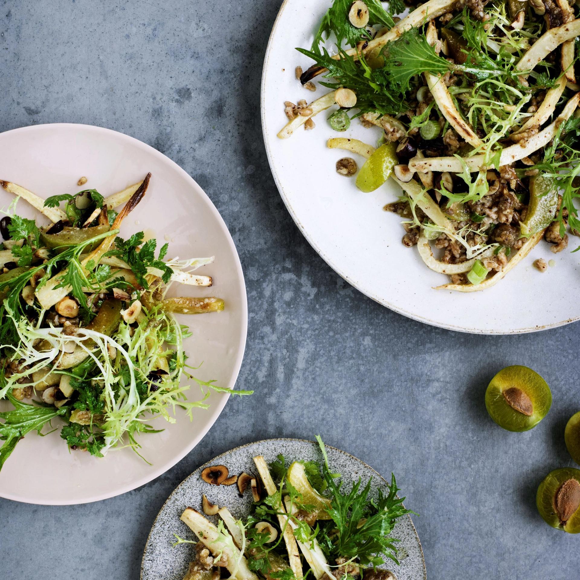 Salat af nye persillerødder med reineclaude-blommer, korn og hasselnøddedressing