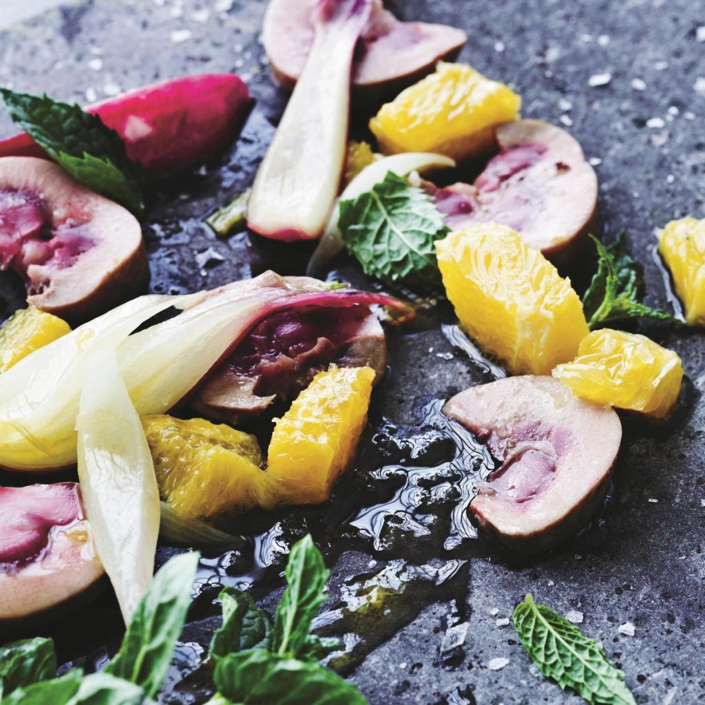 Lynstegte kalvenyrer med salat af nye løg, appelsin og mynte