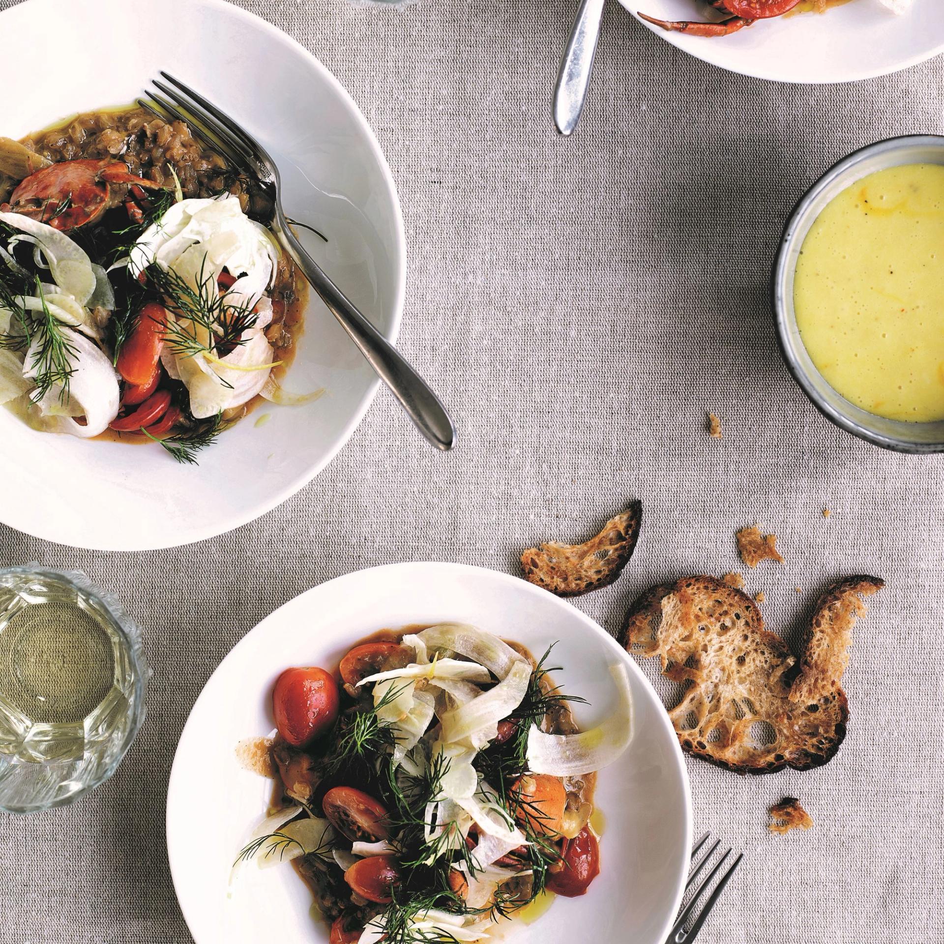 Perlebyg med strandkrabber, krondild og tomat