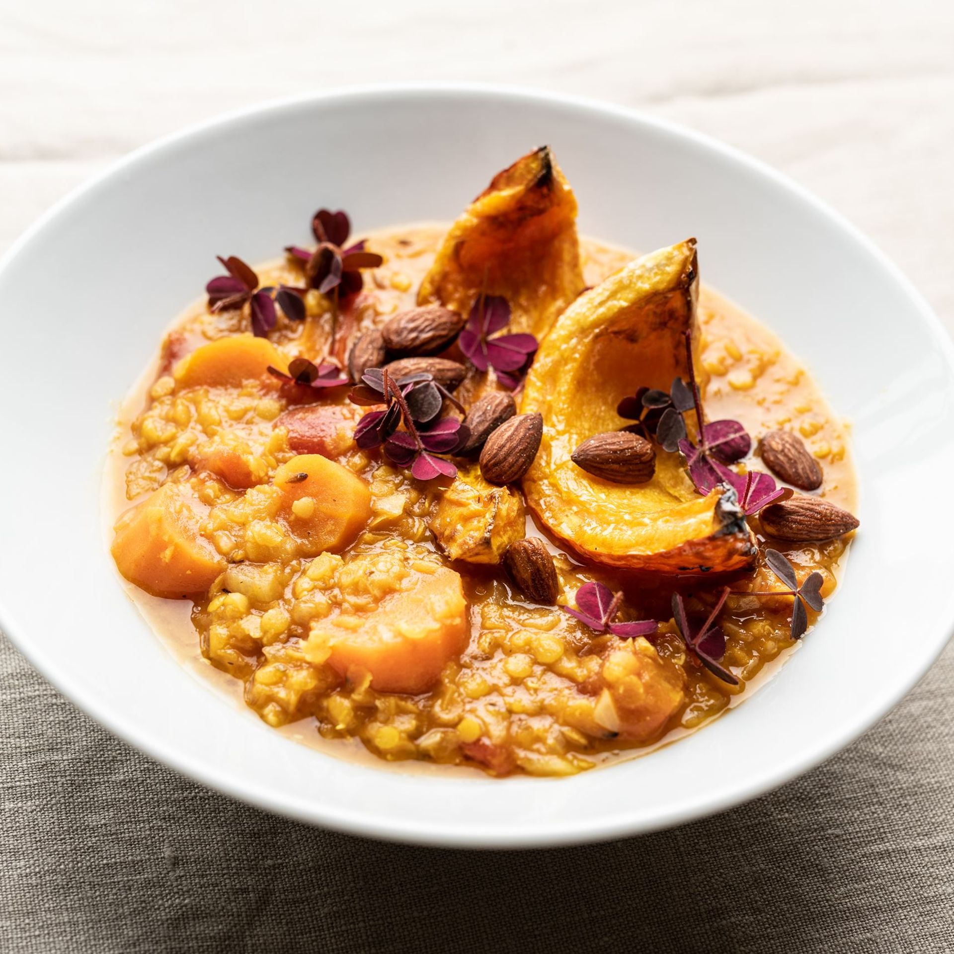 Dahl med grillet græskar, saltede mandler og skovsyre