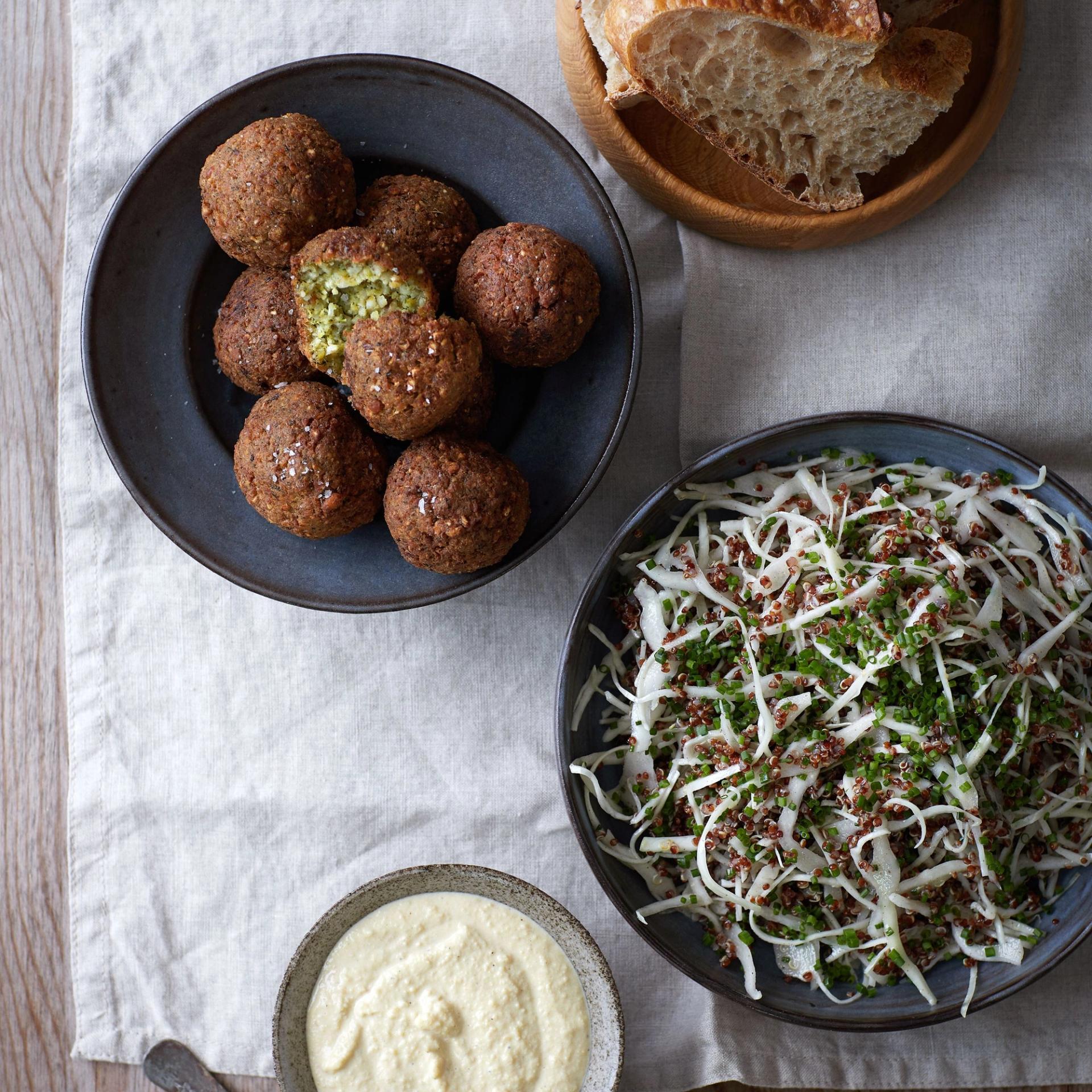 Flækærtefalafel med perlebyg og grønkål, hvidkål-quinoasalat og gul ærtecreme