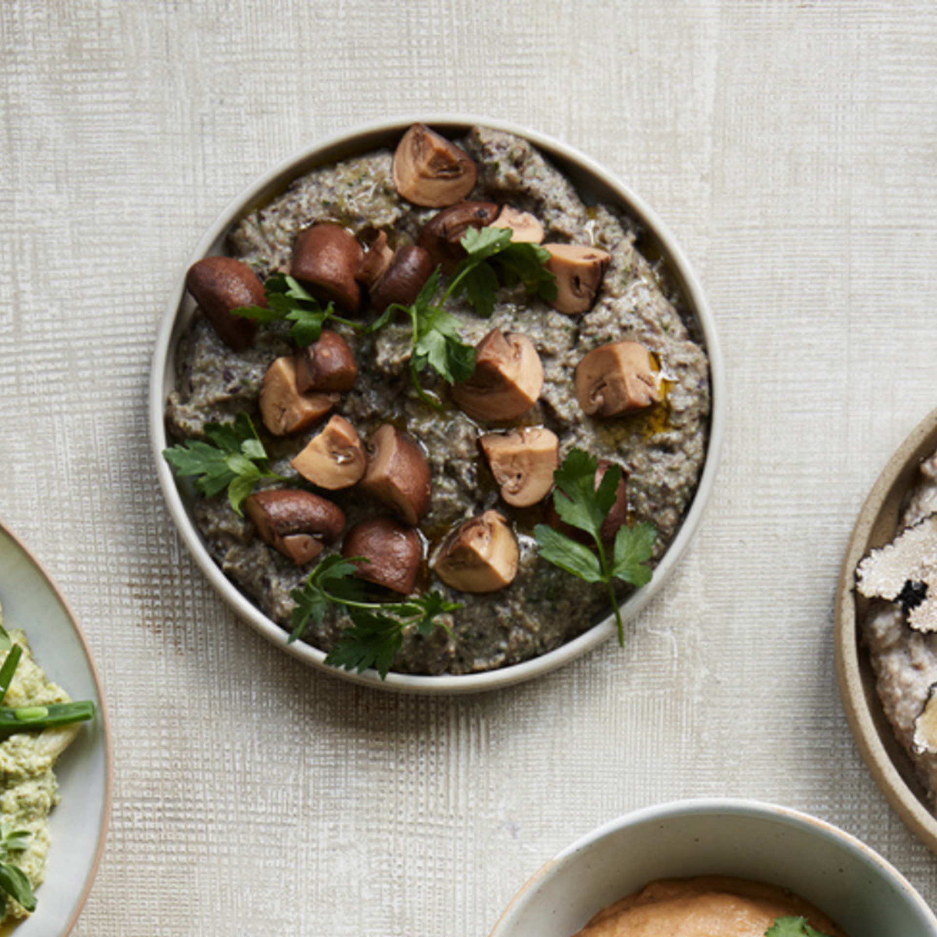 Svampedip med sorte bønner, persille og syltede svampe