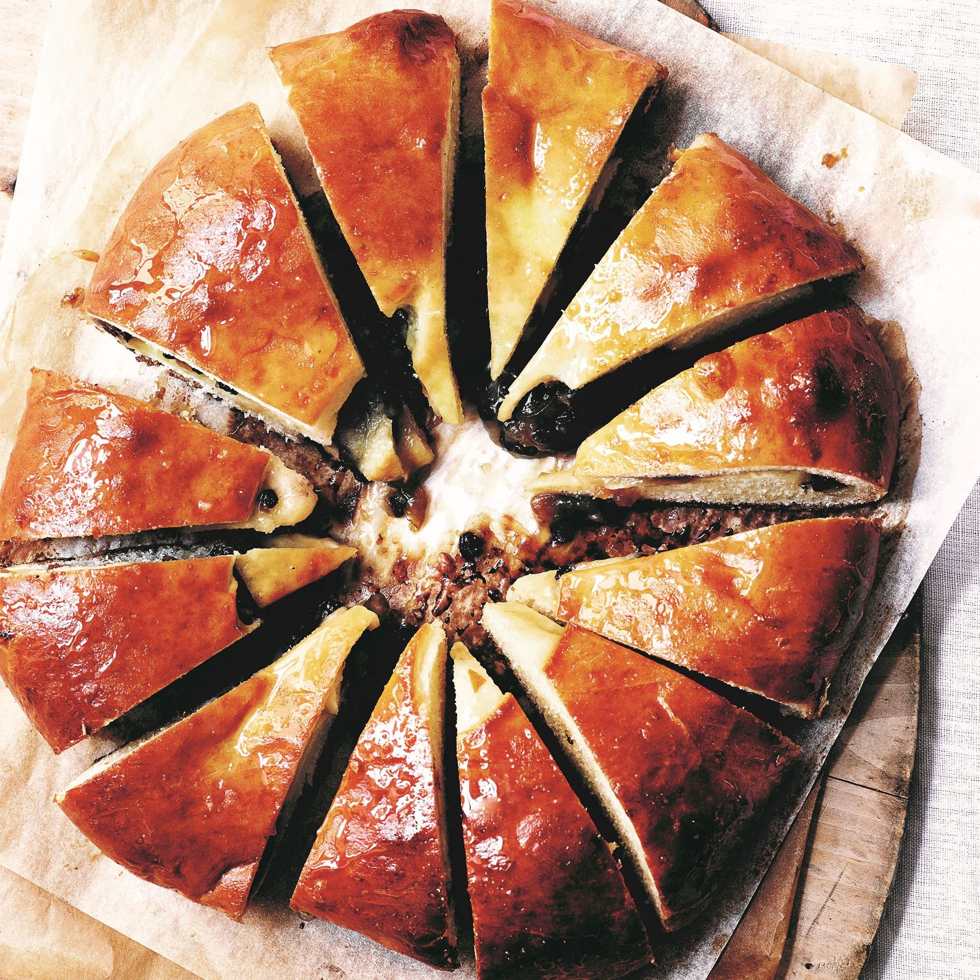 Julekage med mirabellekompot, korender og kardemomme