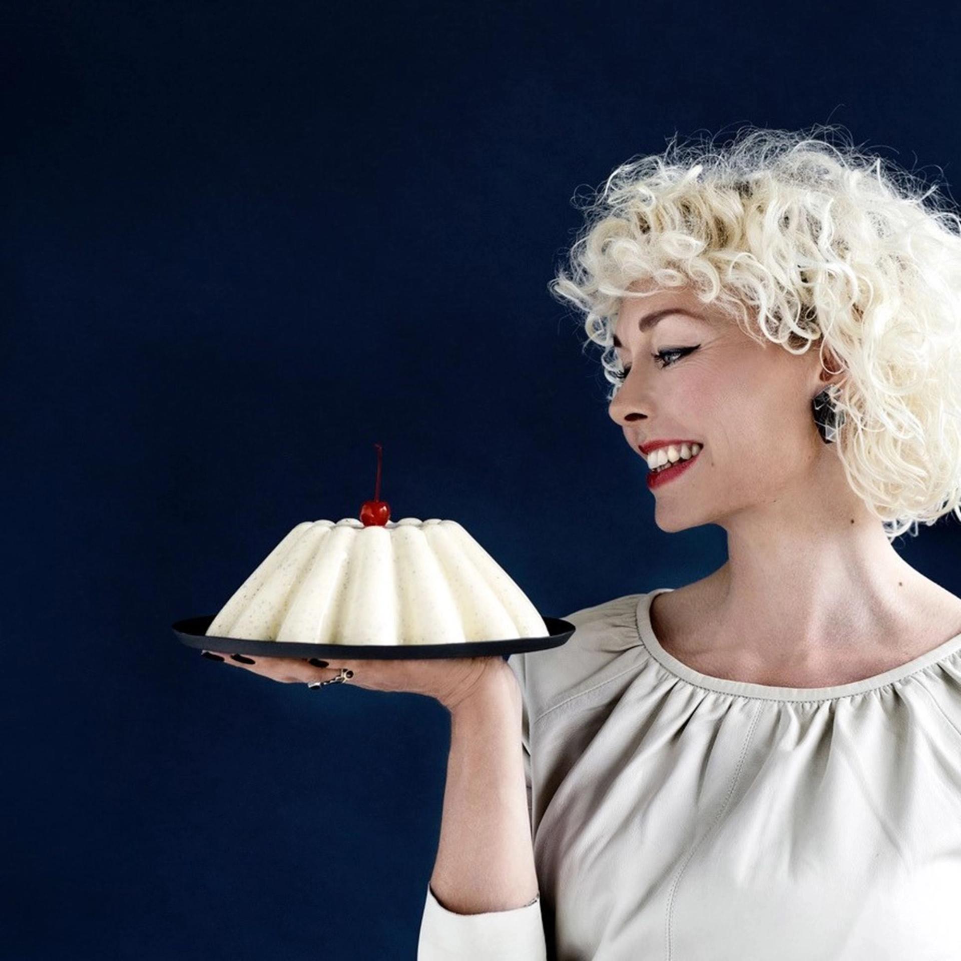 Mandelbudding med Amaretto og kirsebærsovs