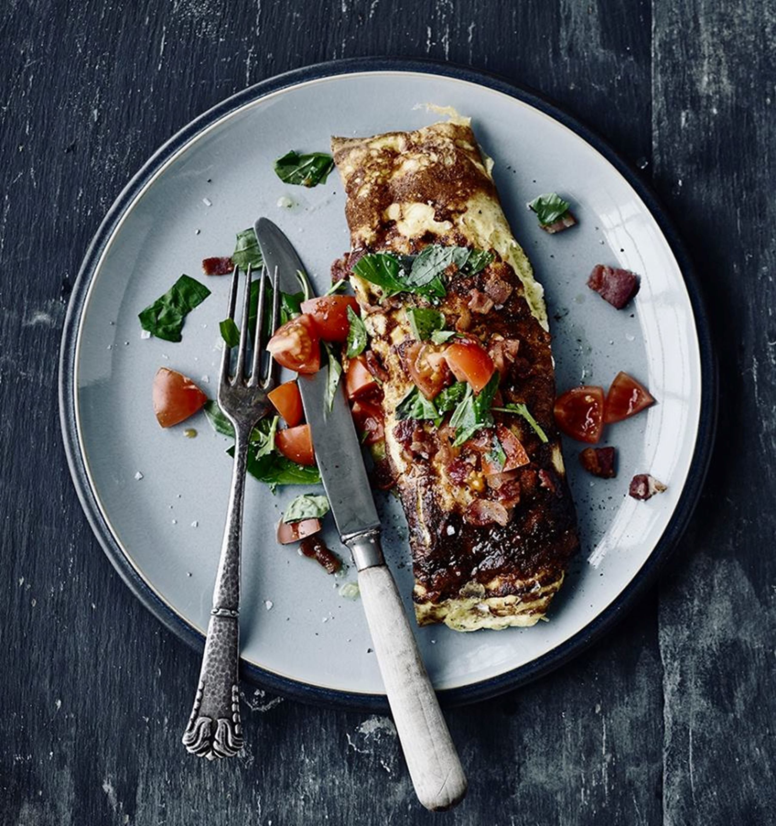 Omelet med bacon og tomat