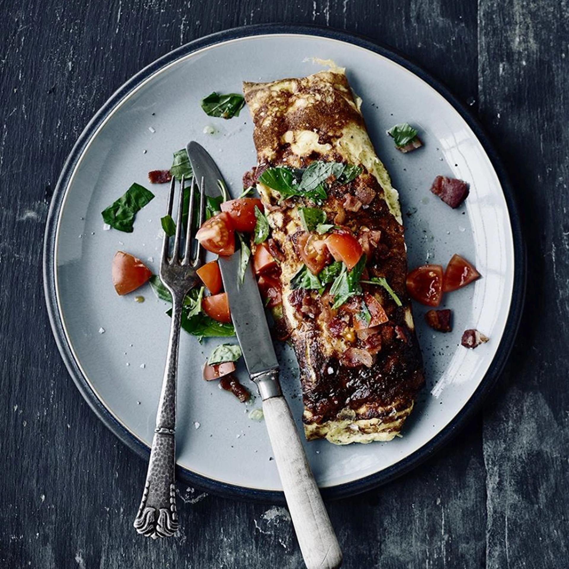 Omelet med bacon og tomat