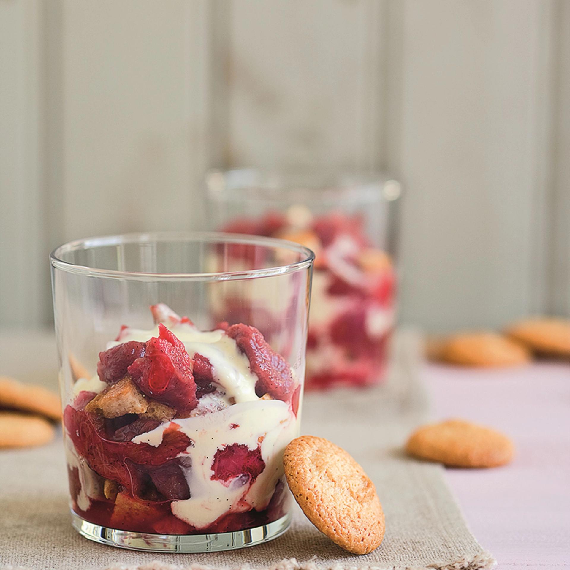 Rabarbertrifli med friskostcreme