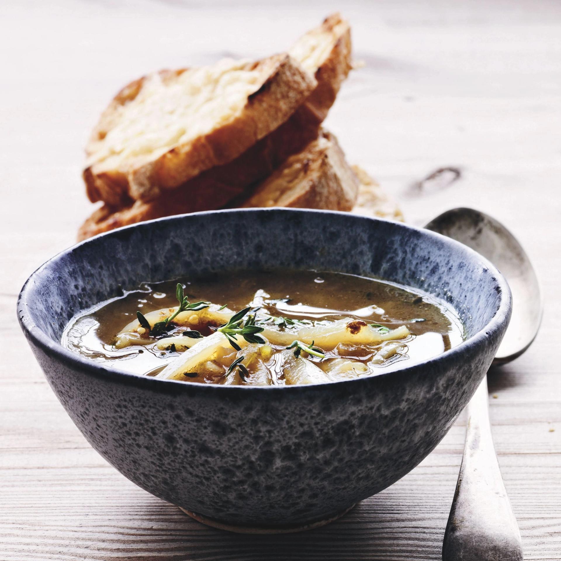 Løgsuppe med grillede ostebrød