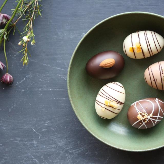 Hjemmelavede påskeæg med rom og rosin