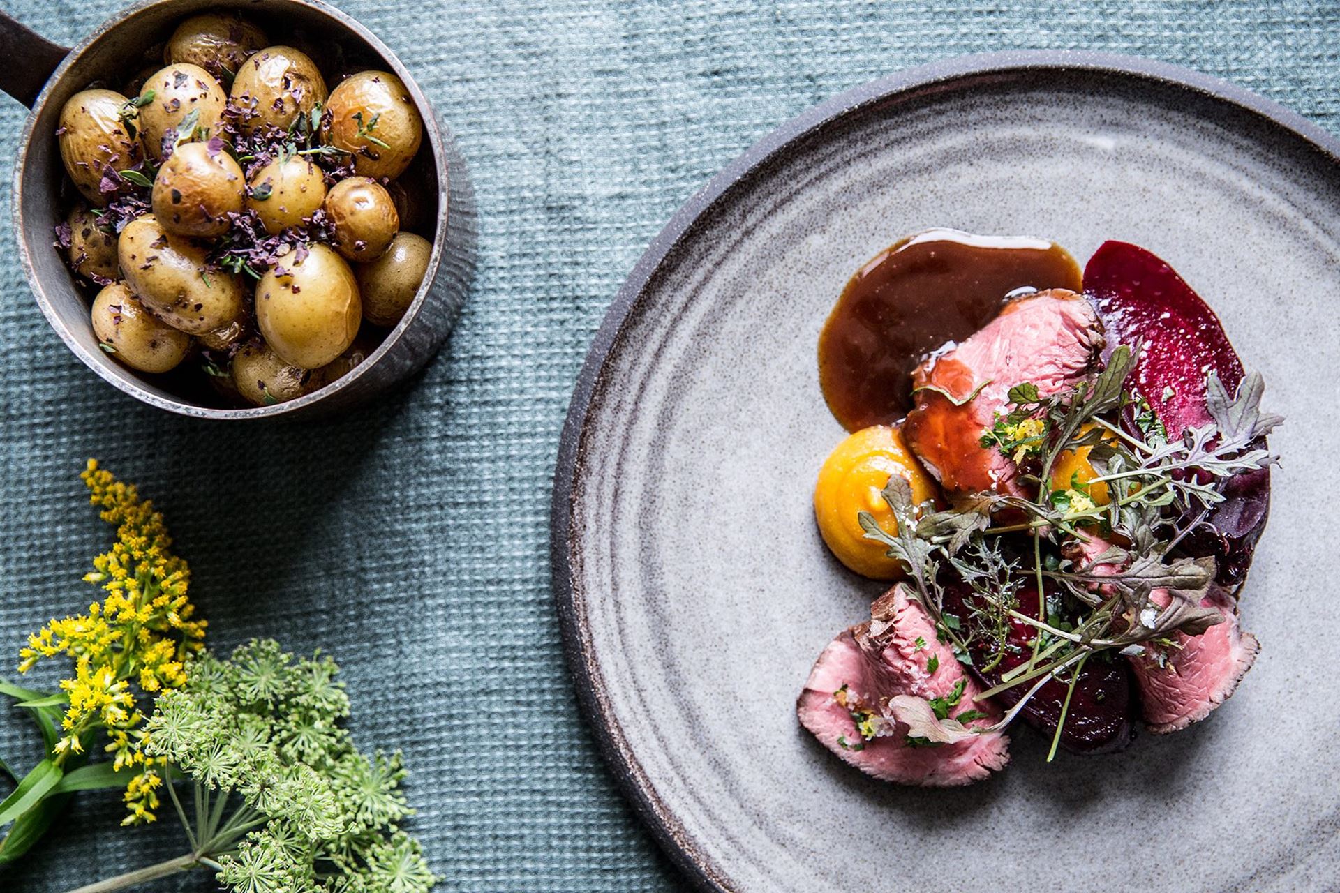 Hotpot med kalv og friske bær