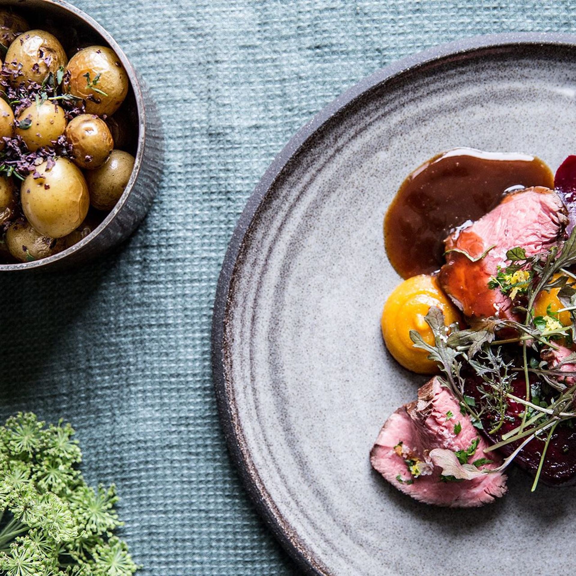 Hotpot med kalv og friske bær