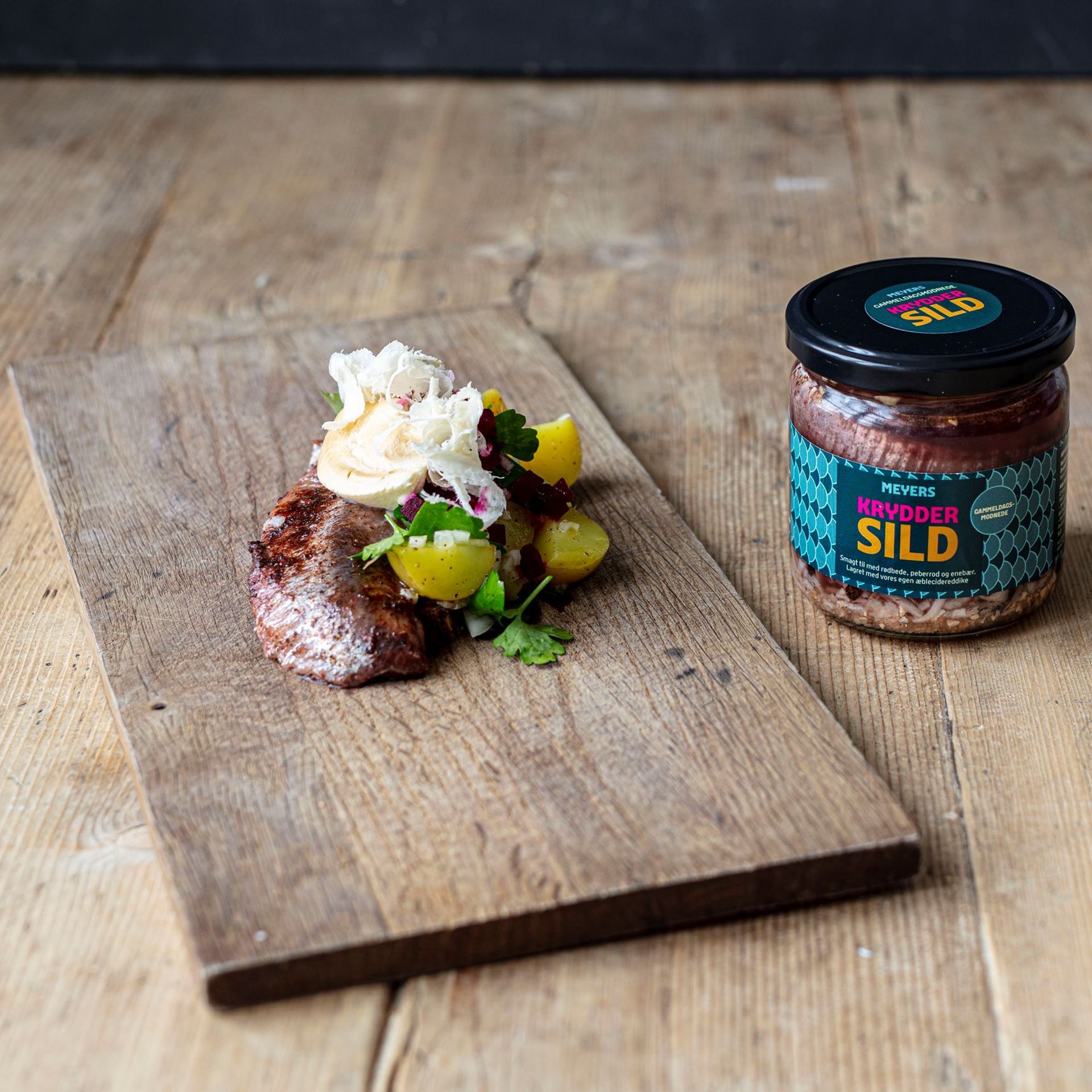 Kryddersild, kartofler, syltet rødbede og rygeost