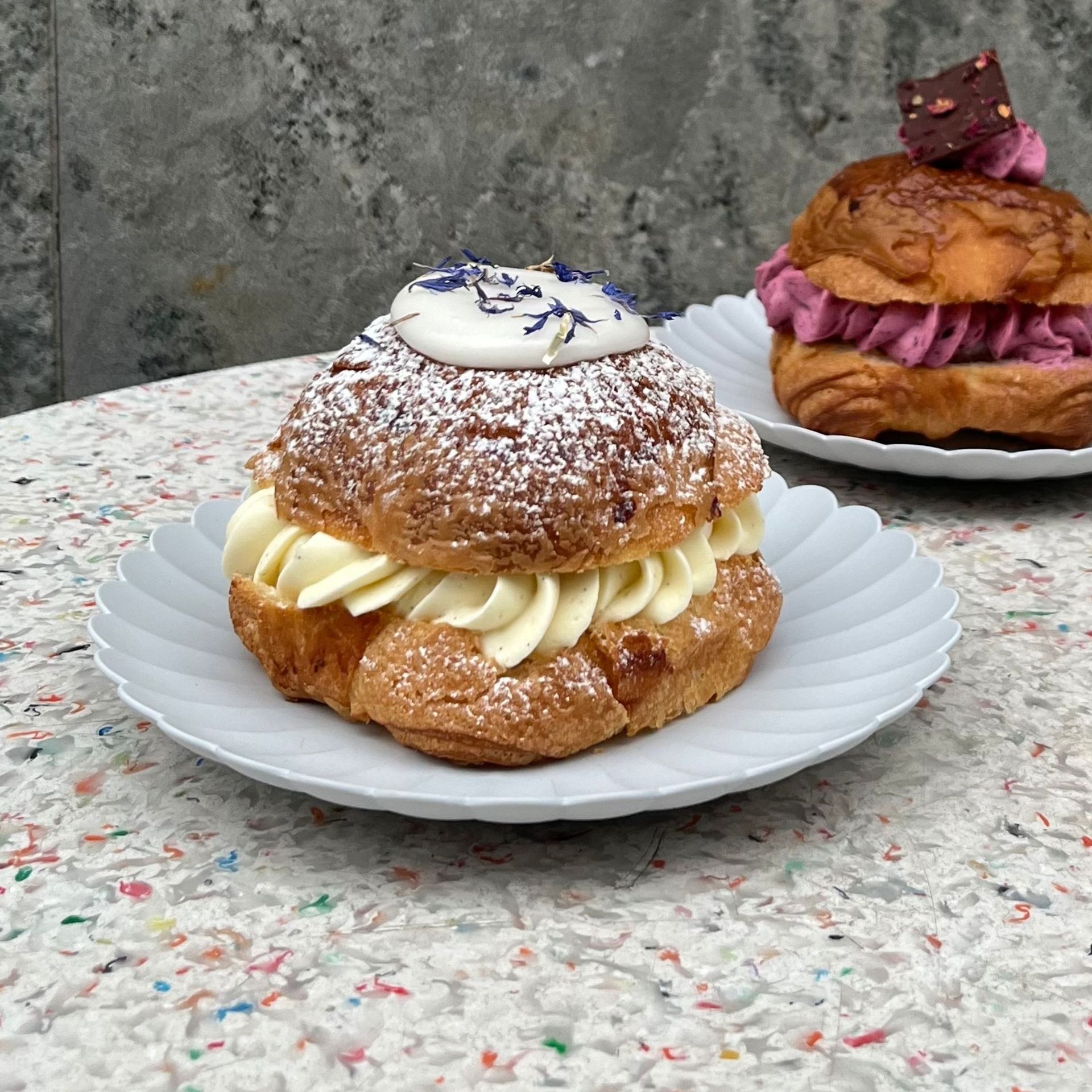 Wienerdejsfastelavnsbolle med sveskekompot