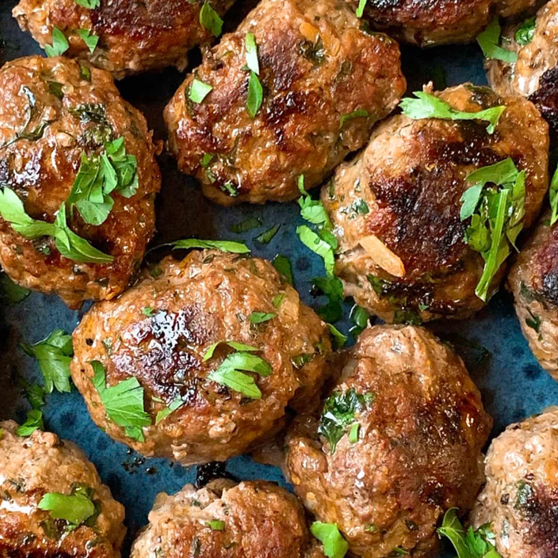 Köfte med krydret tomatsalat