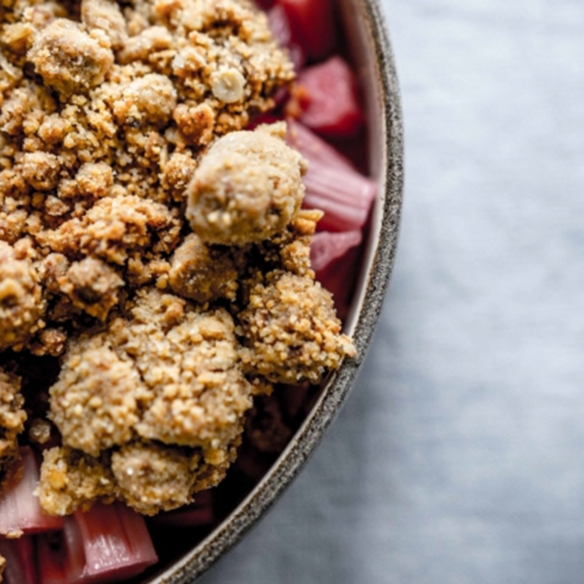 Smuldrekage med rabarber