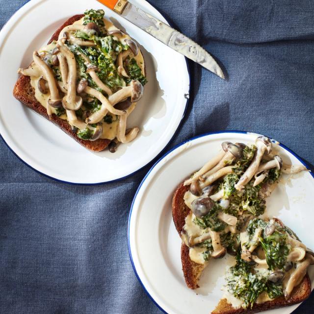 Stegt brød med cremet kål og svampe